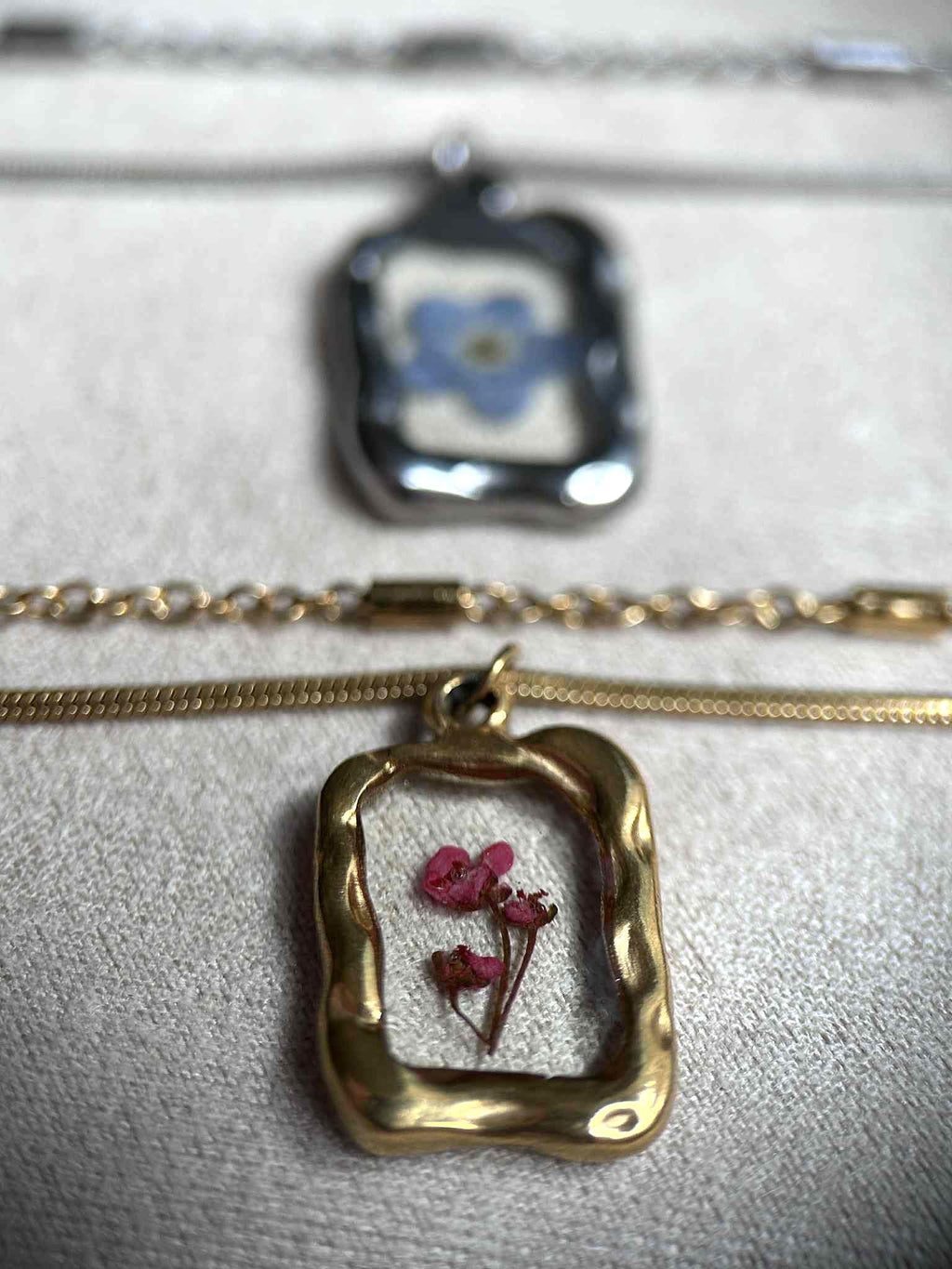 Collier double rang - pendentif cadre photo avec fleurs séchées