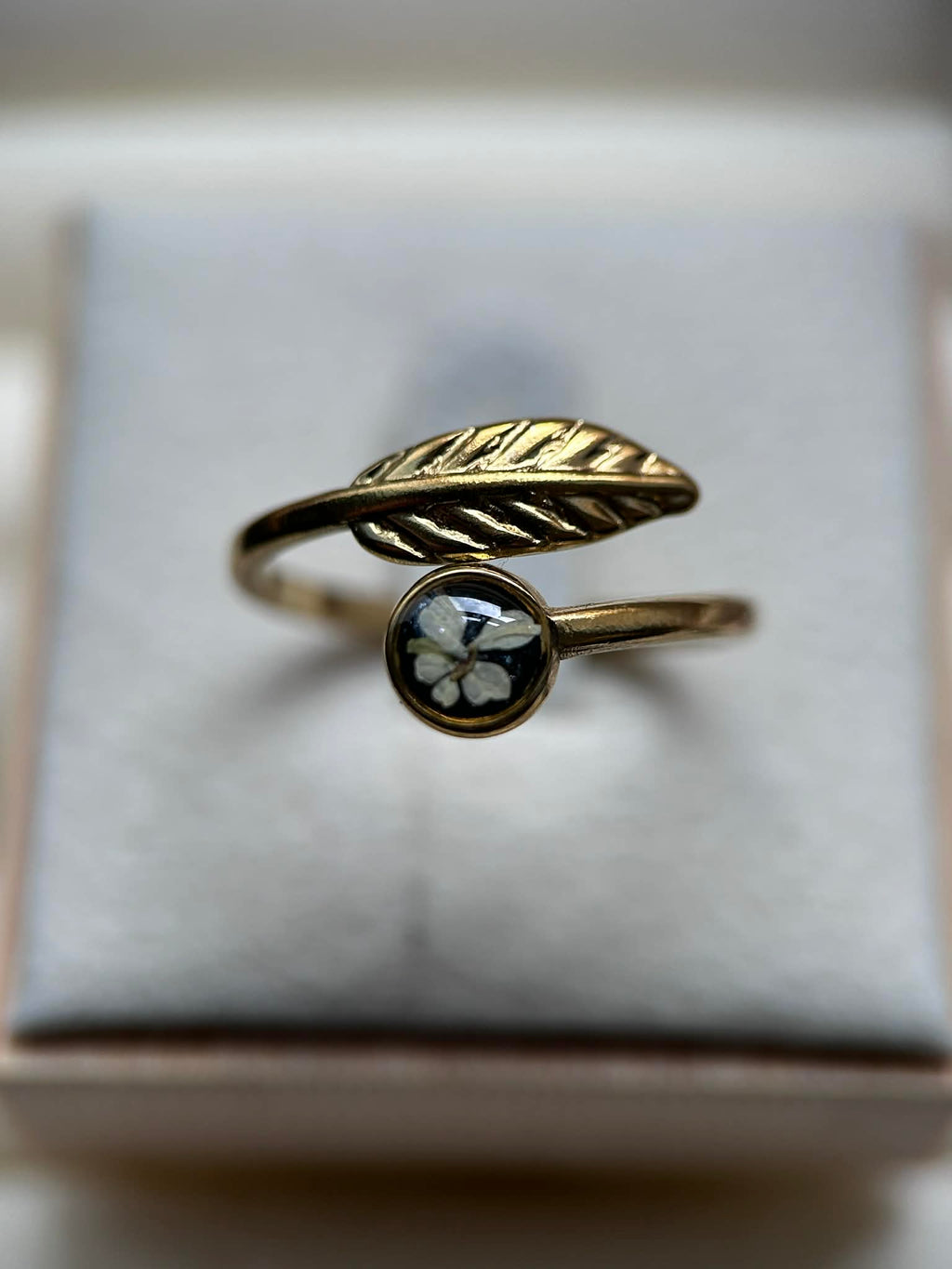 Bague doré ajustable avec petite fleur séchée - feuille doré