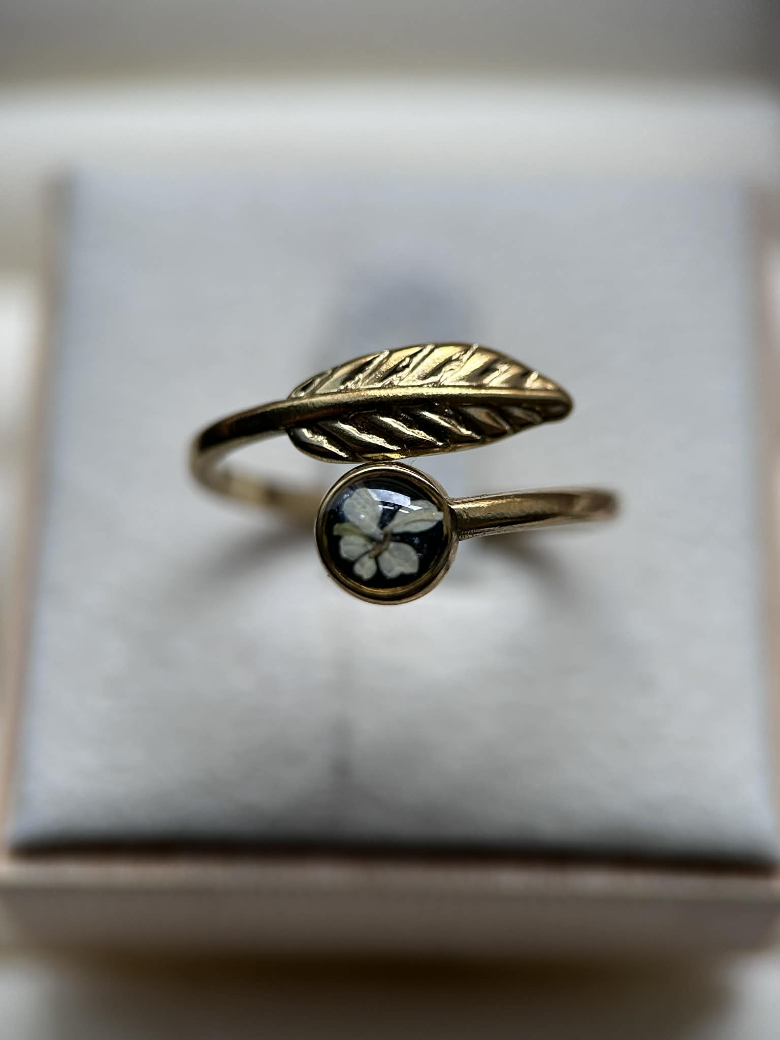 Bague doré ajustable avec petite fleur séchée - feuille doré