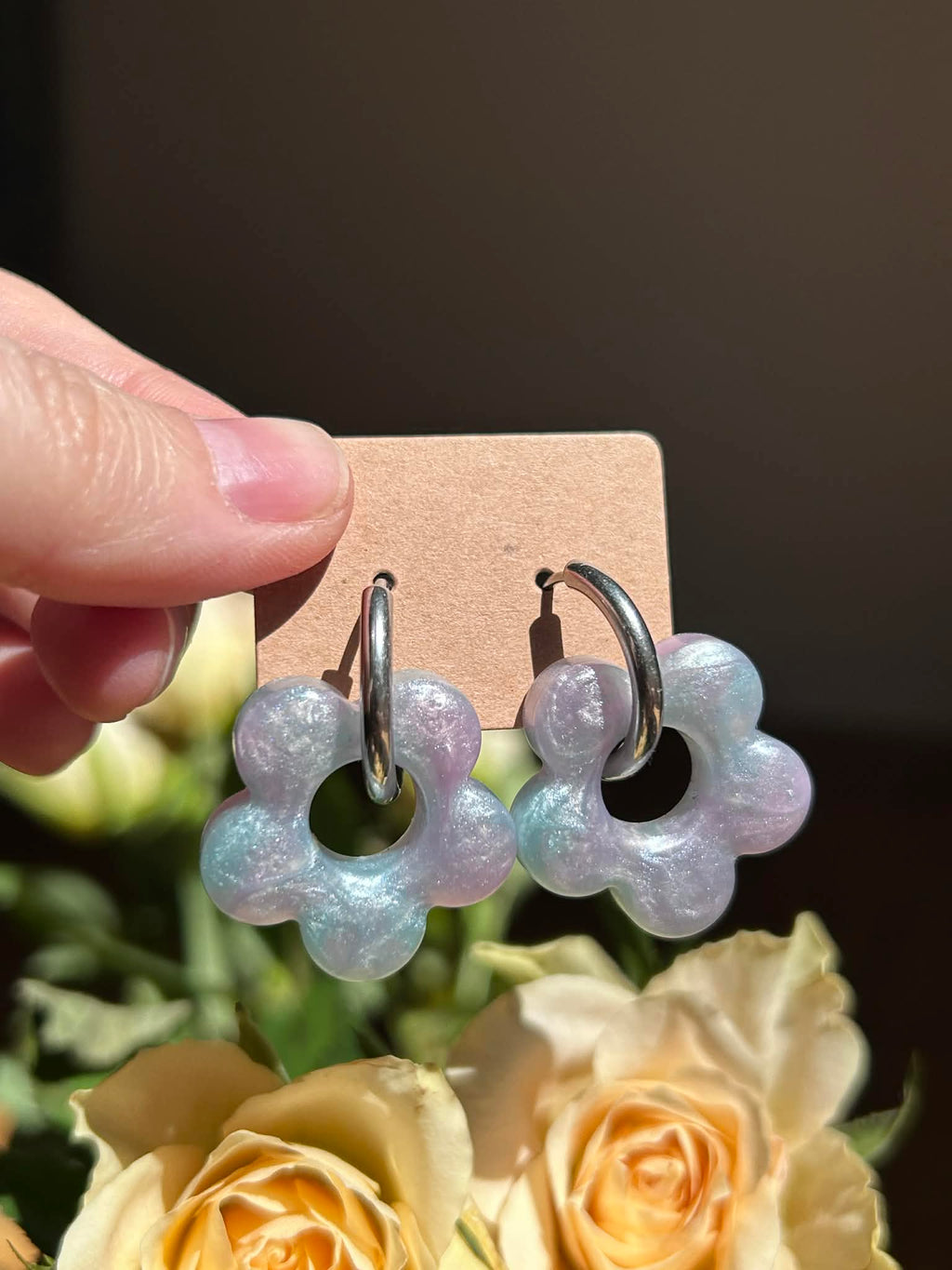 Créoles et pampilles en résine - boucles d'oreilles