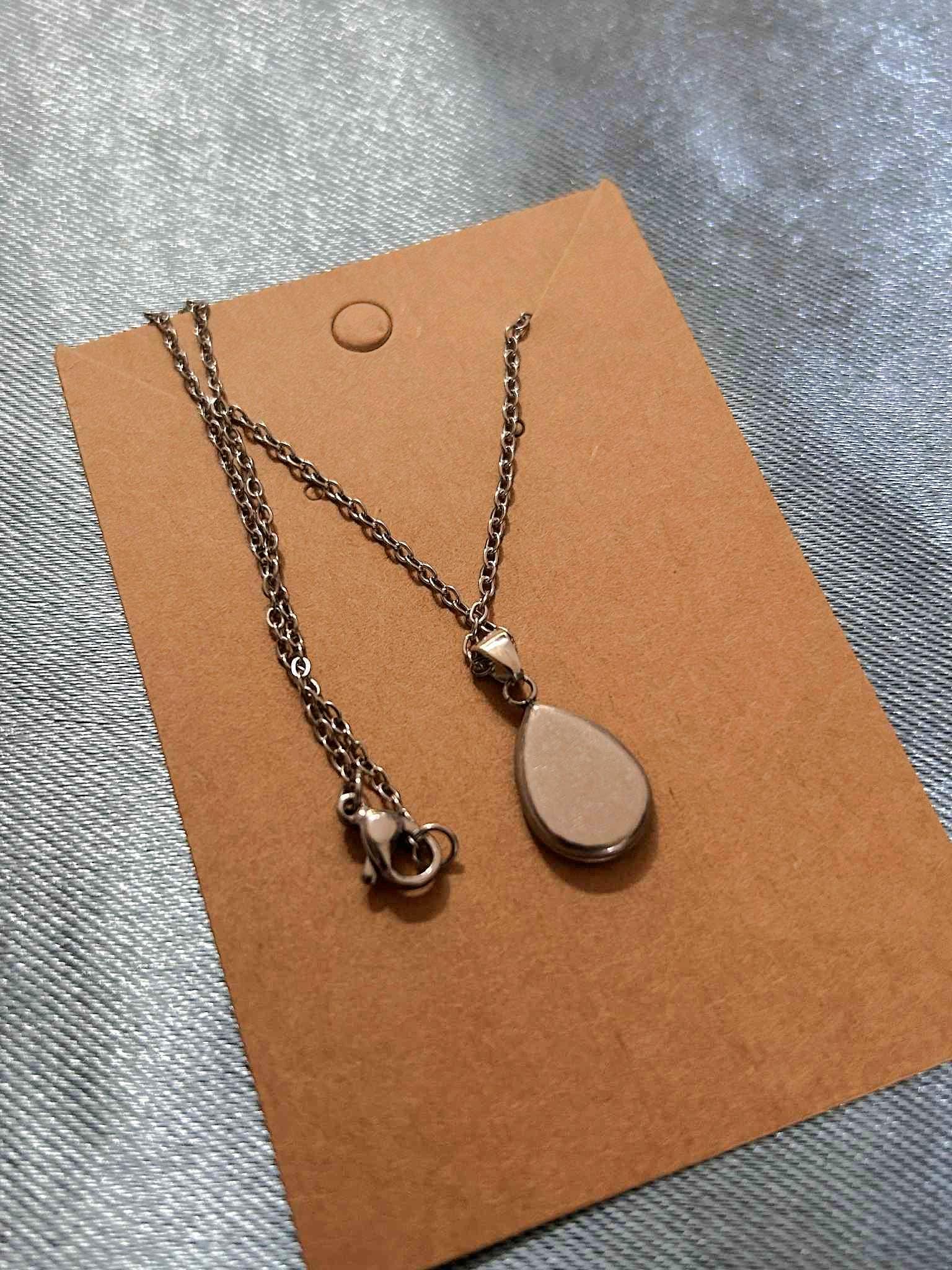Collier argenté avec pendentif en forme de goutte - fleurs séchées - un cadeau idéal