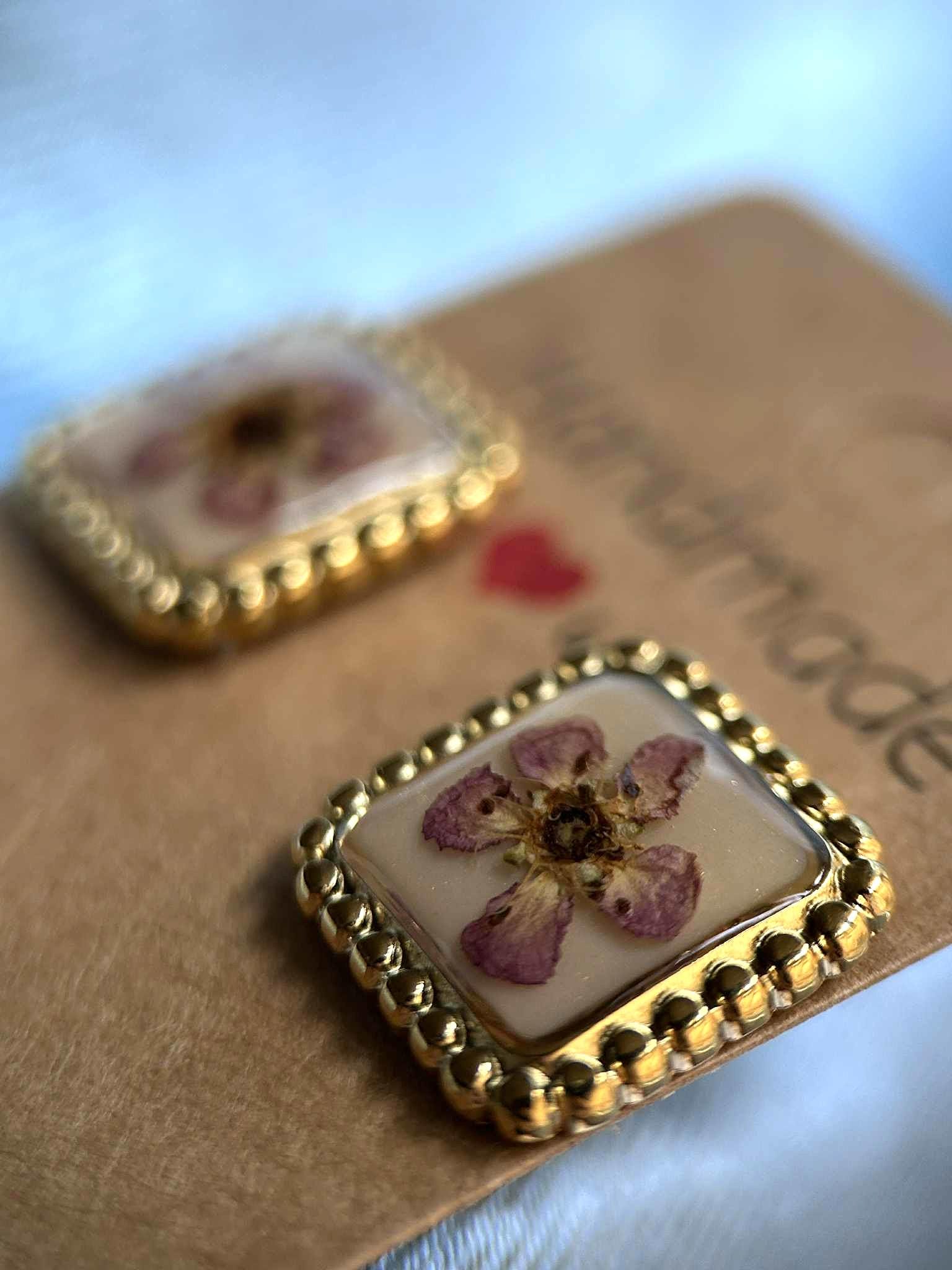 Clous d'oreilles carré avec fleurs séchées - puces d'oreilles