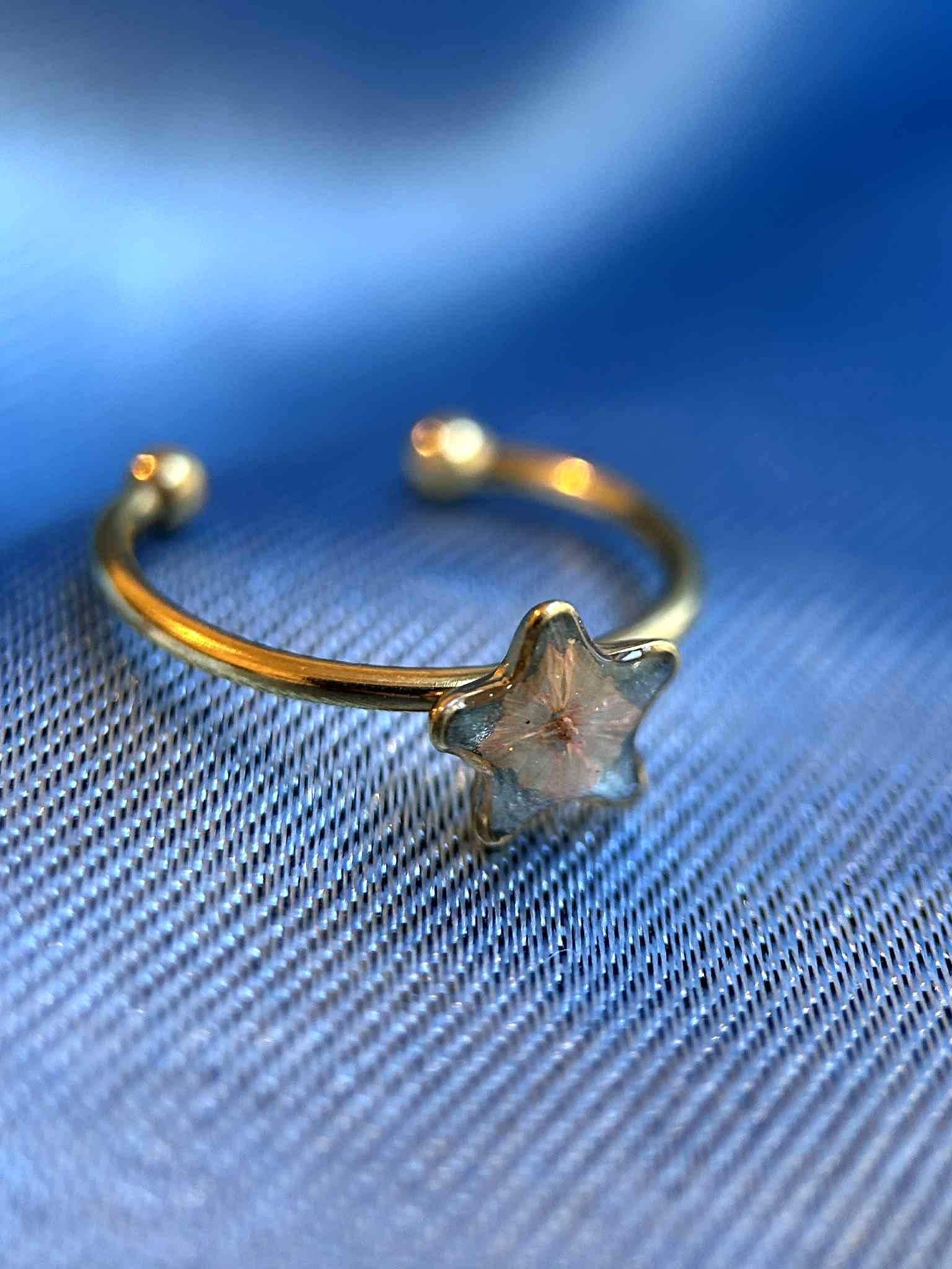 Bague réglable doré avec résine - paillettes - petites fleur séchée