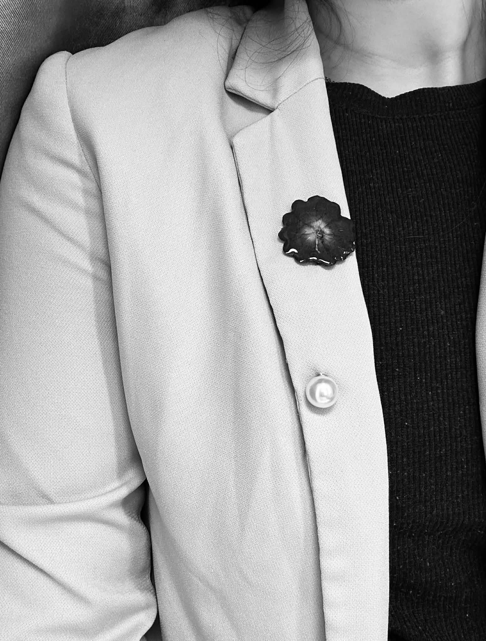 Broche-épingle doré avec fleur naturelle séchée