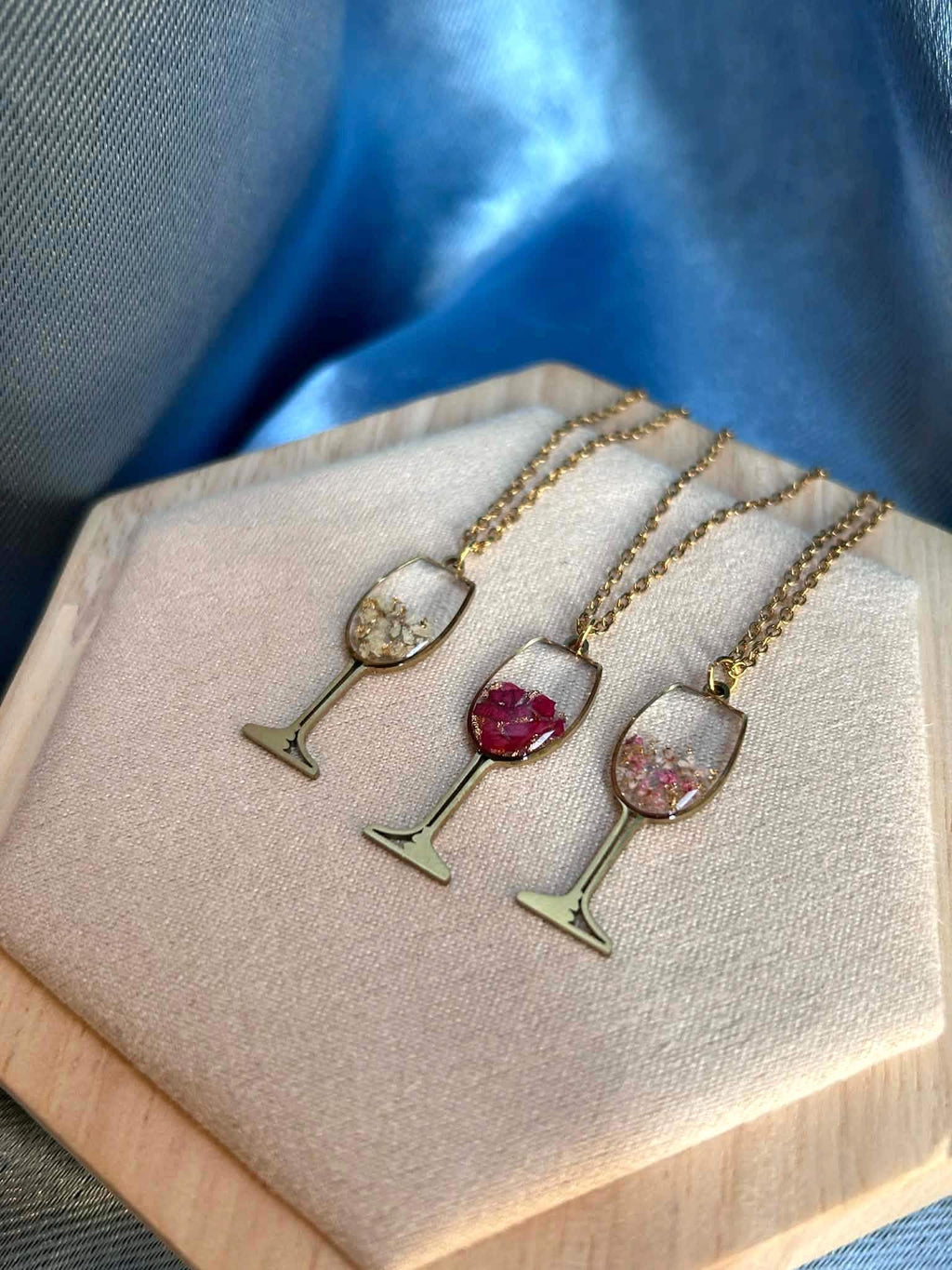 Collier doré - verre à vin - avec petites fleurs séchées