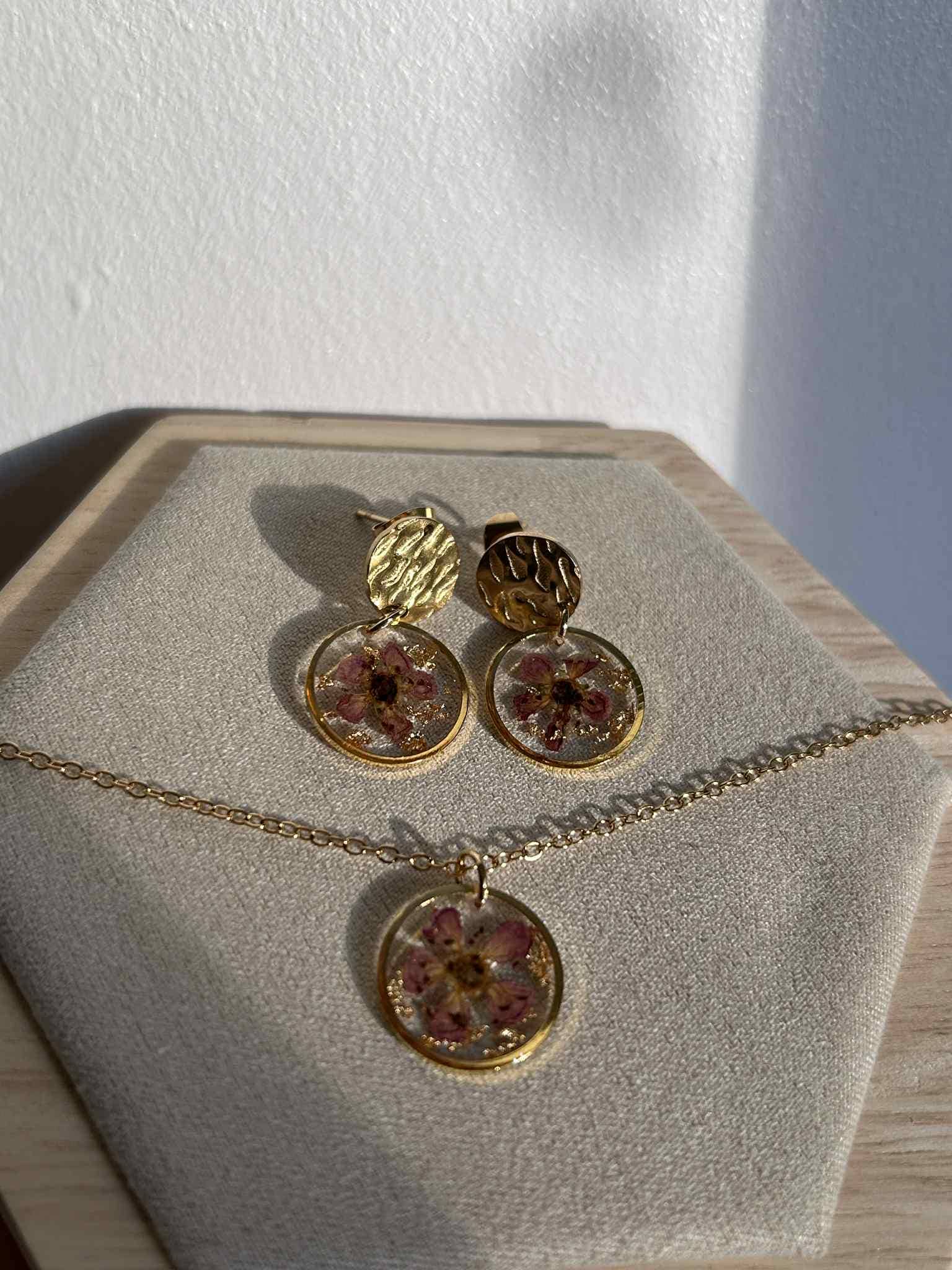 Parure de bijoux doré - fleurs naturelles séchées