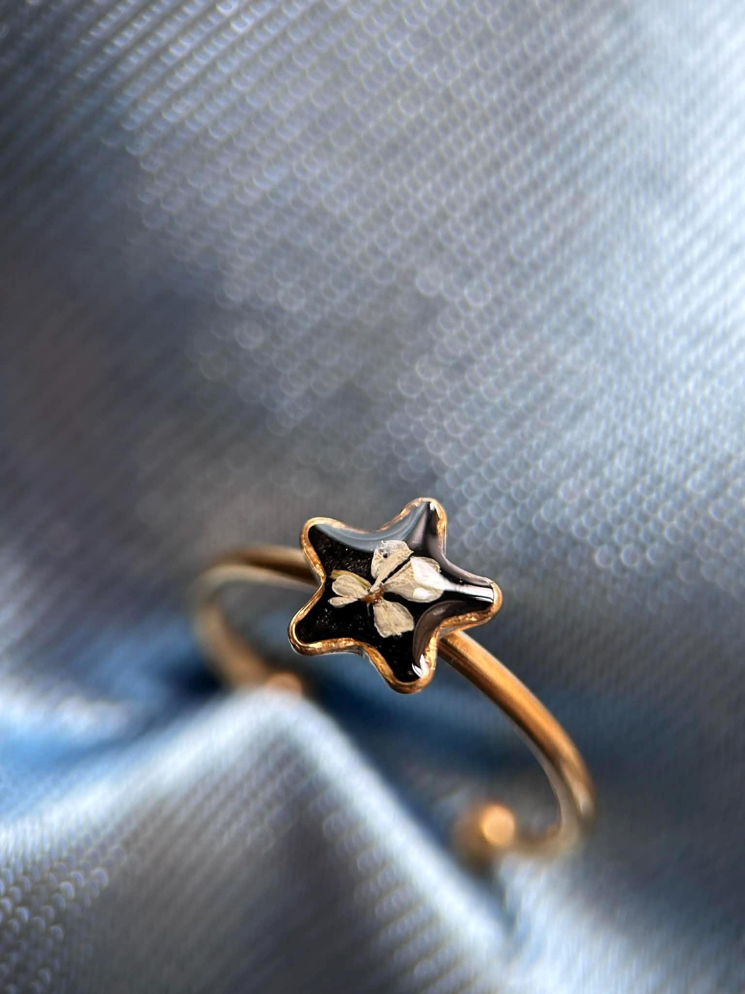 Bague réglable doré avec résine - paillettes - petites fleur séchée