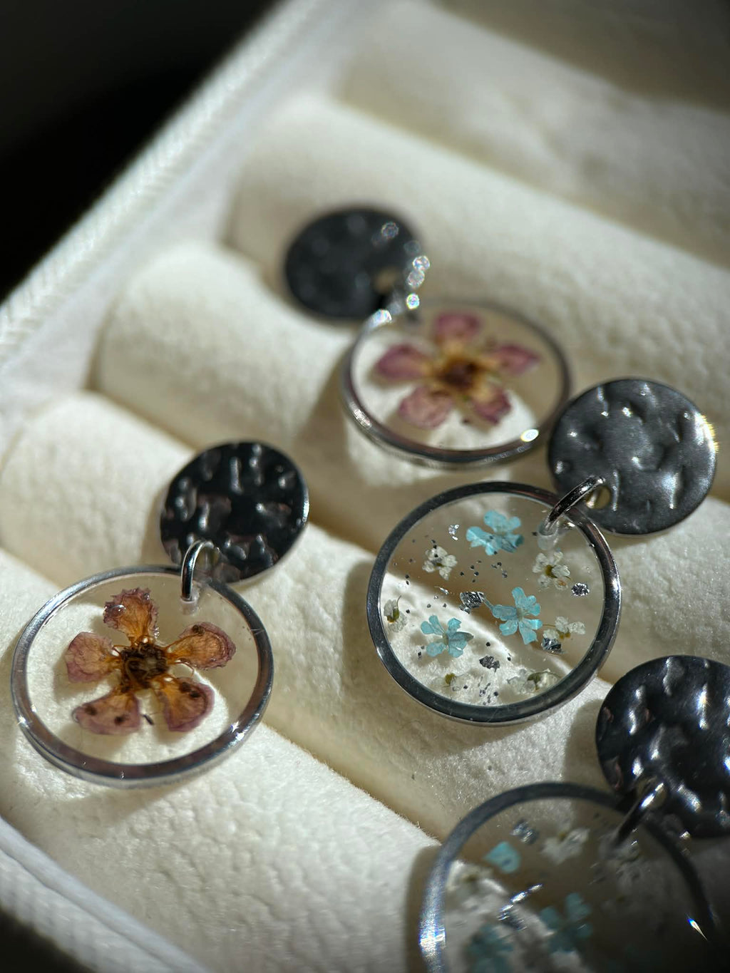 Boucles d'oreilles pendantes rondes en résine avec fleurs séchées