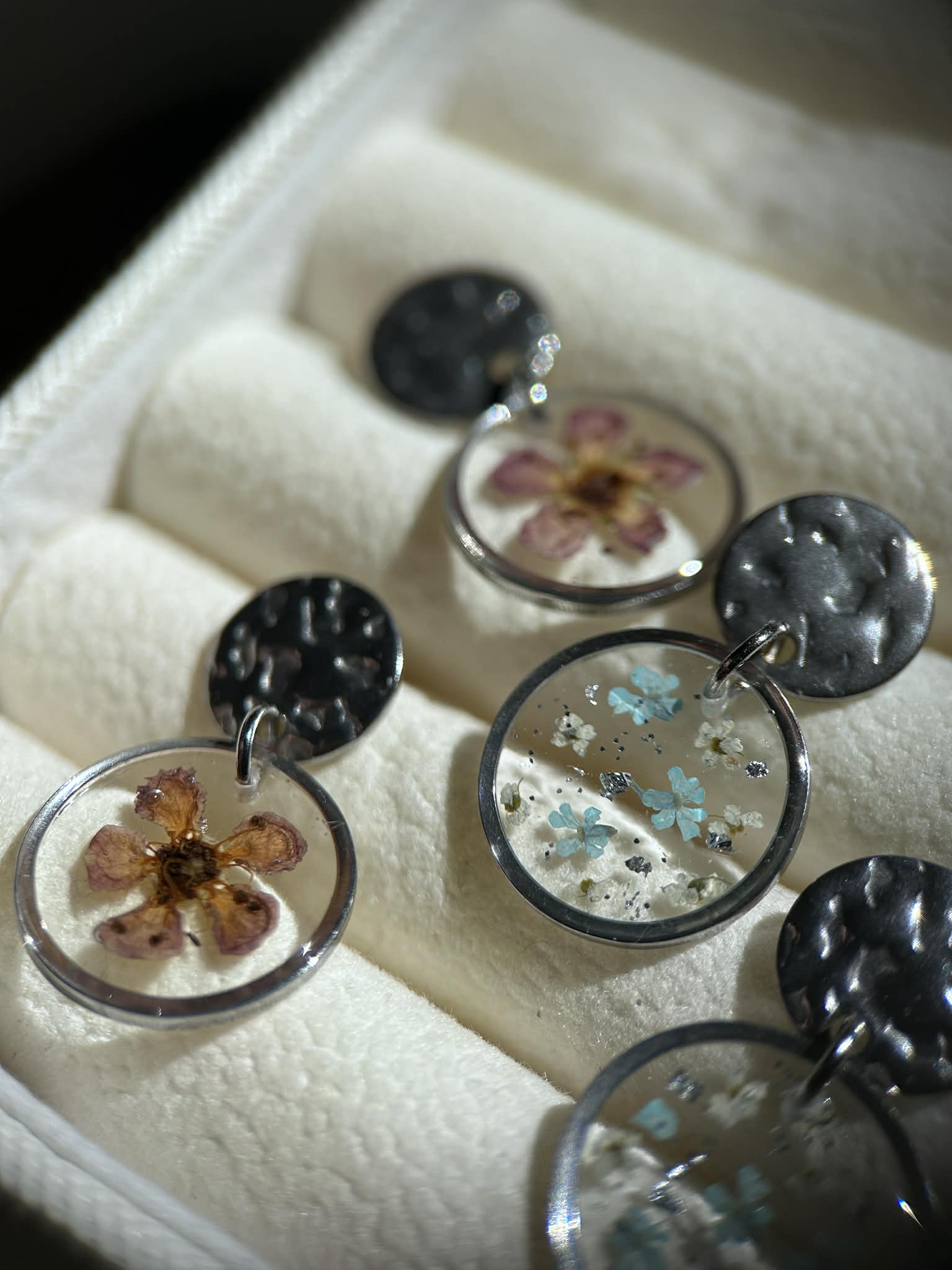 Boucles d'oreilles pendantes rondes en résine avec fleurs séchées