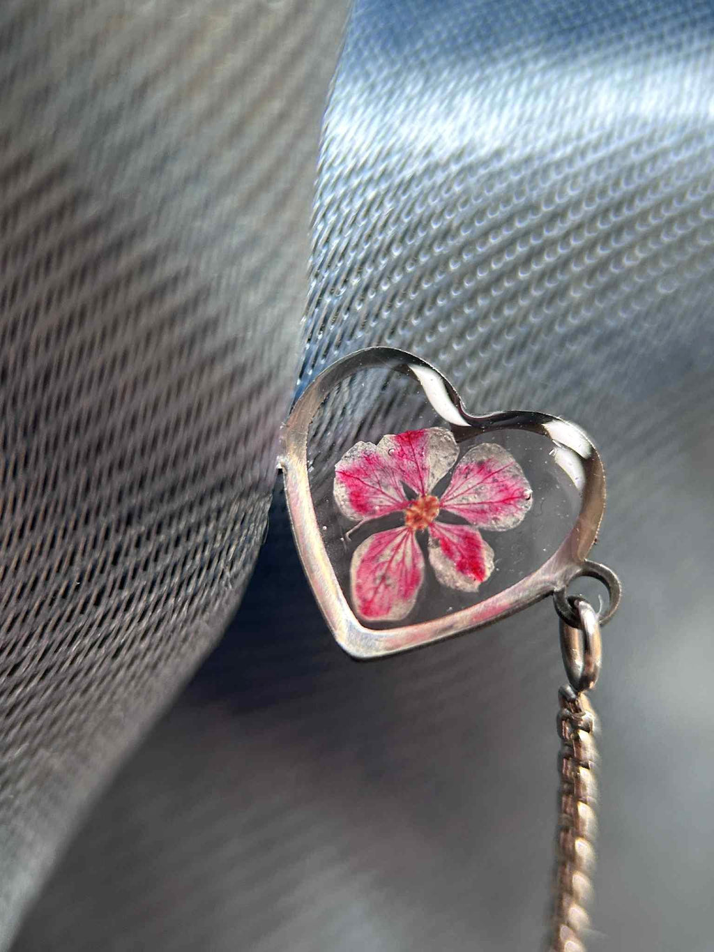 Bracelet ajustable avec pendentif coeur - fleurs sechées et résine