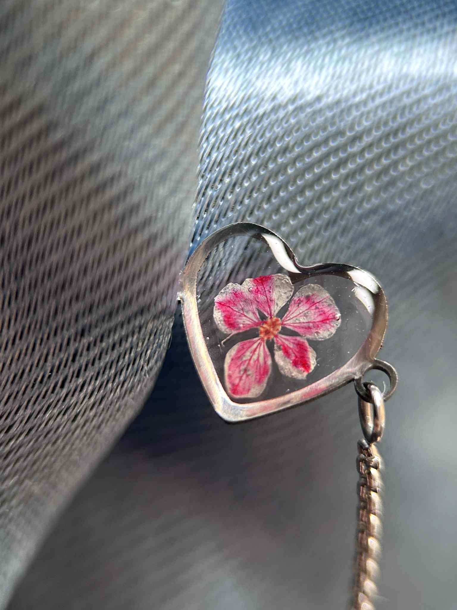 Bracelet ajustable avec pendentif coeur - fleurs sechées et résine