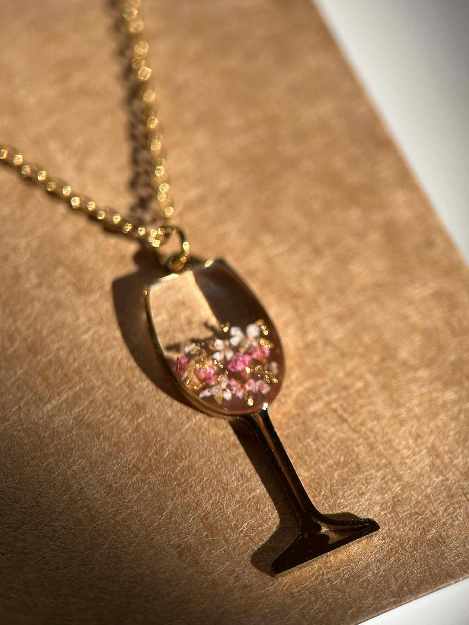 Collier doré - verre à vin - avec petites fleurs séchées