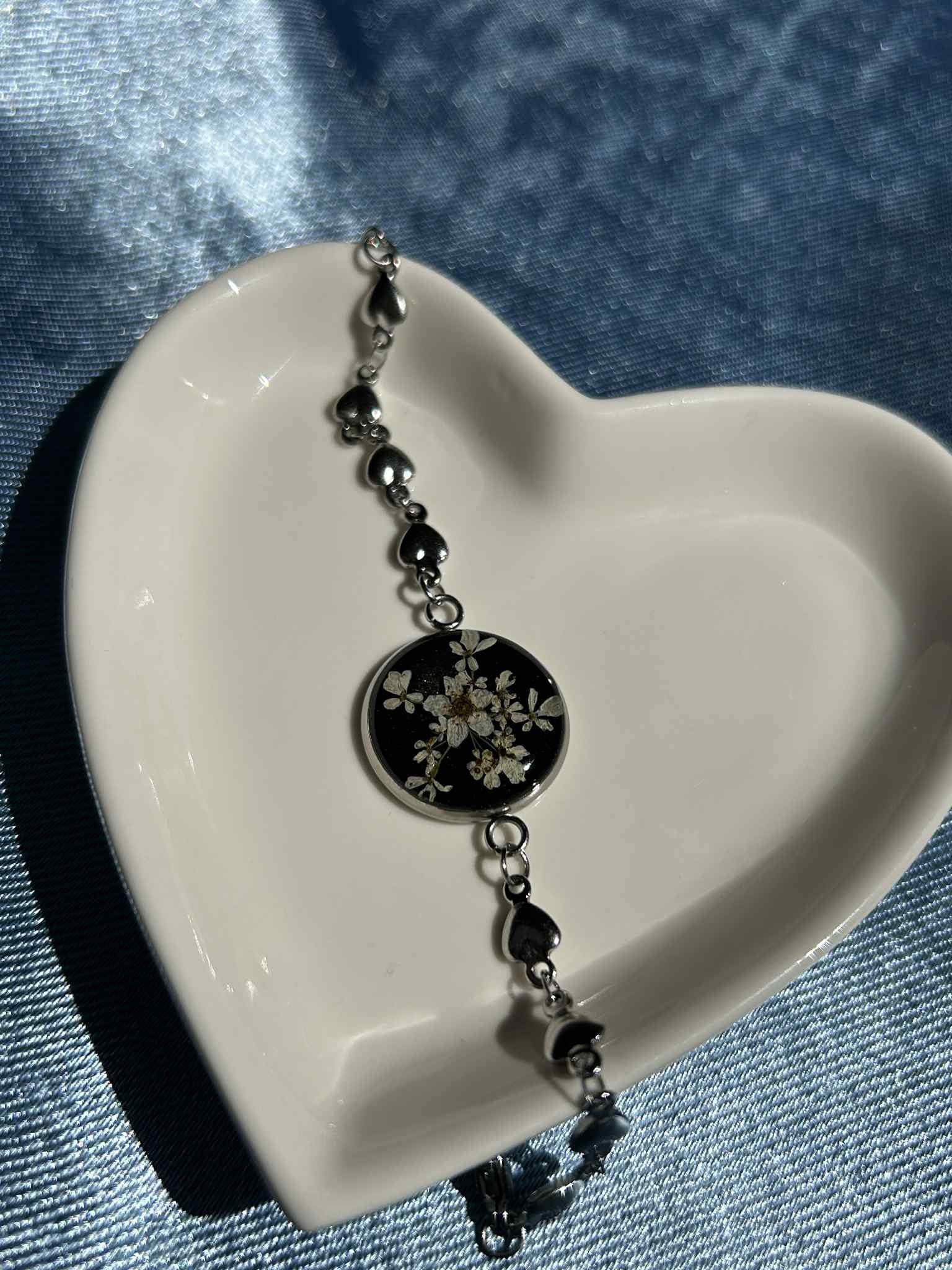 Bracelet ajustable avec pendentif en résine et fleurs séchées
