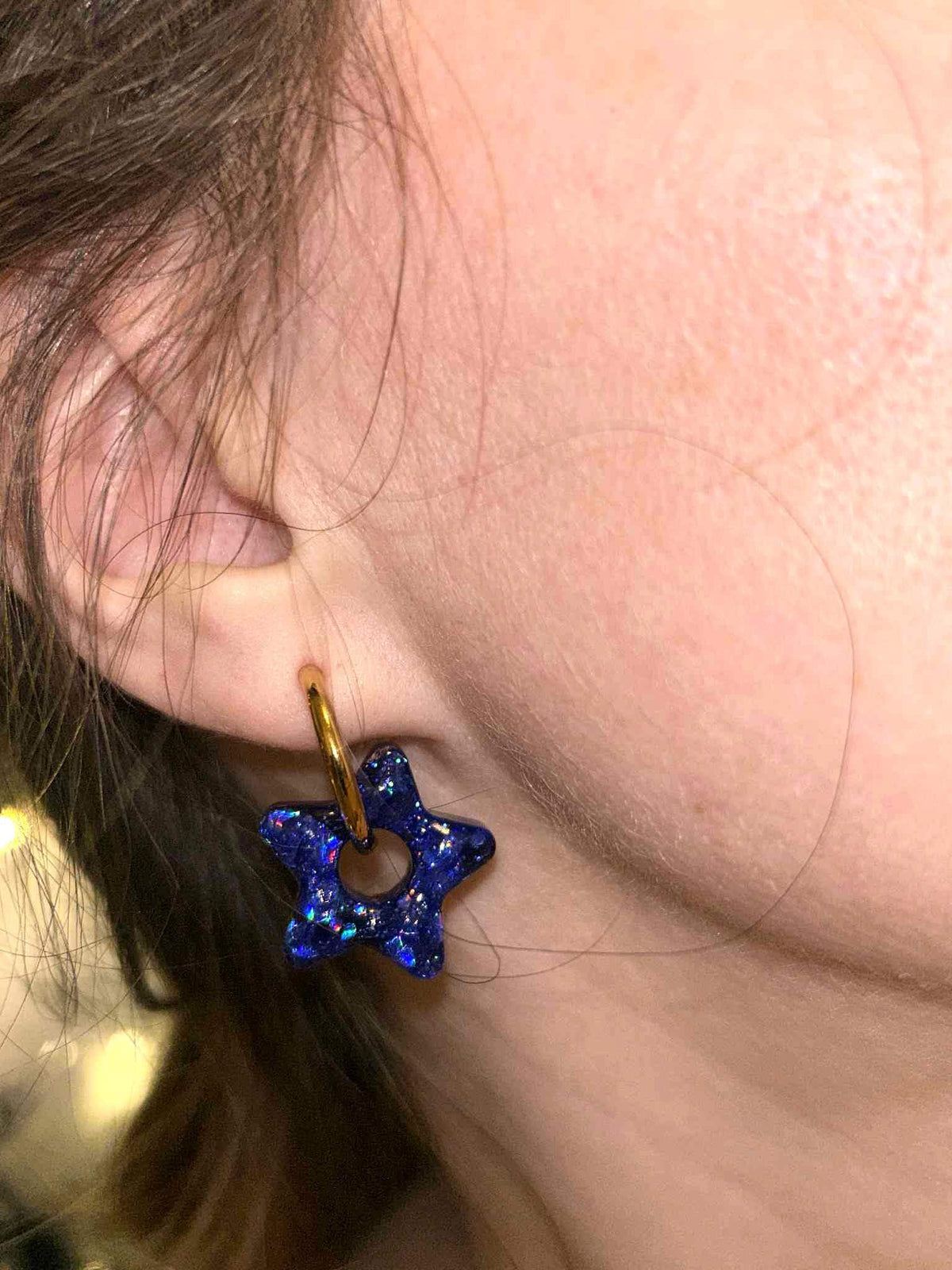 Créoles avec pampilles en résine - boucles d'oreilles - forme d'étoiles