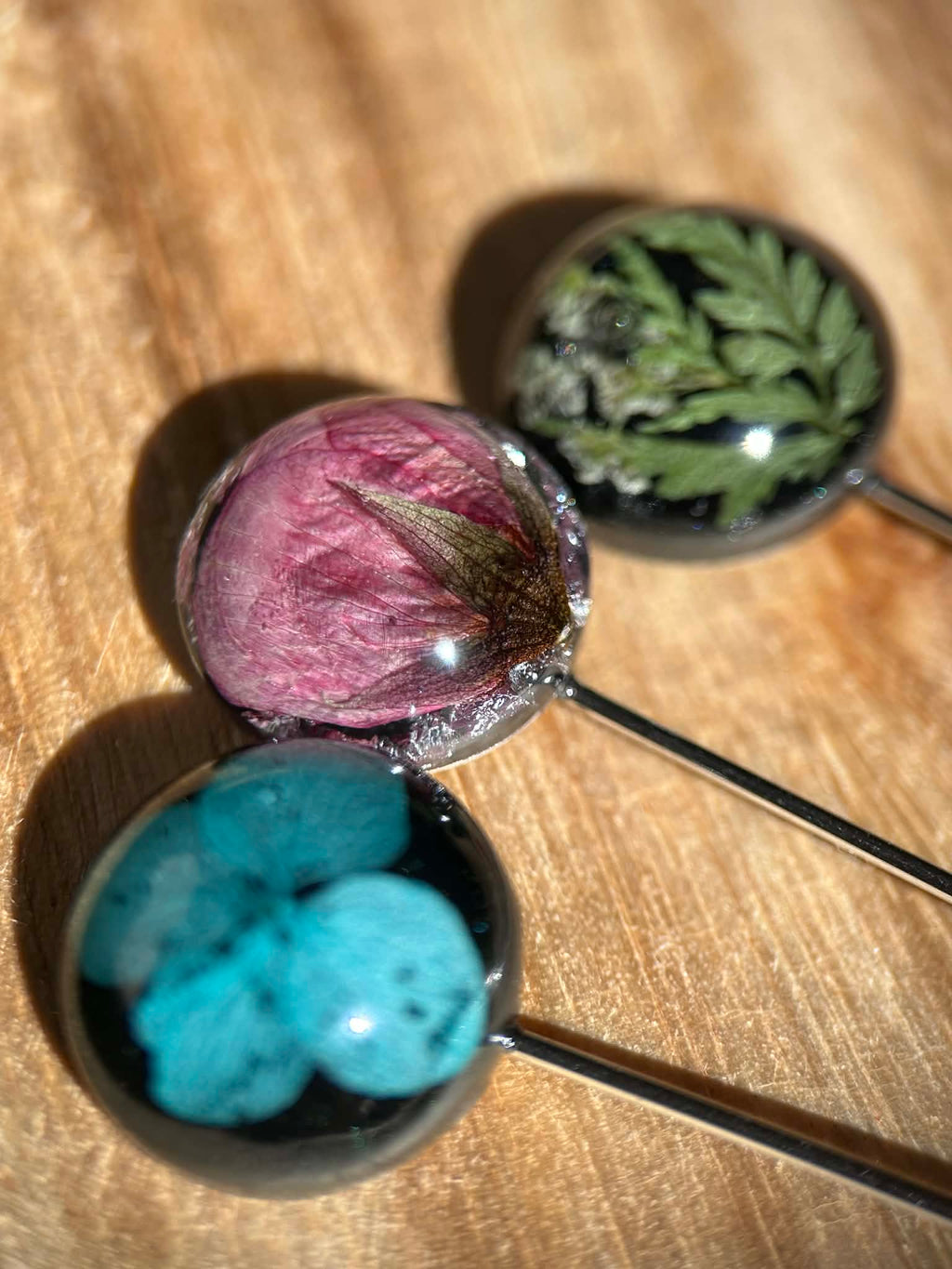 Broche-épingle avec fleurs naturelles séchées - épinglette élégante