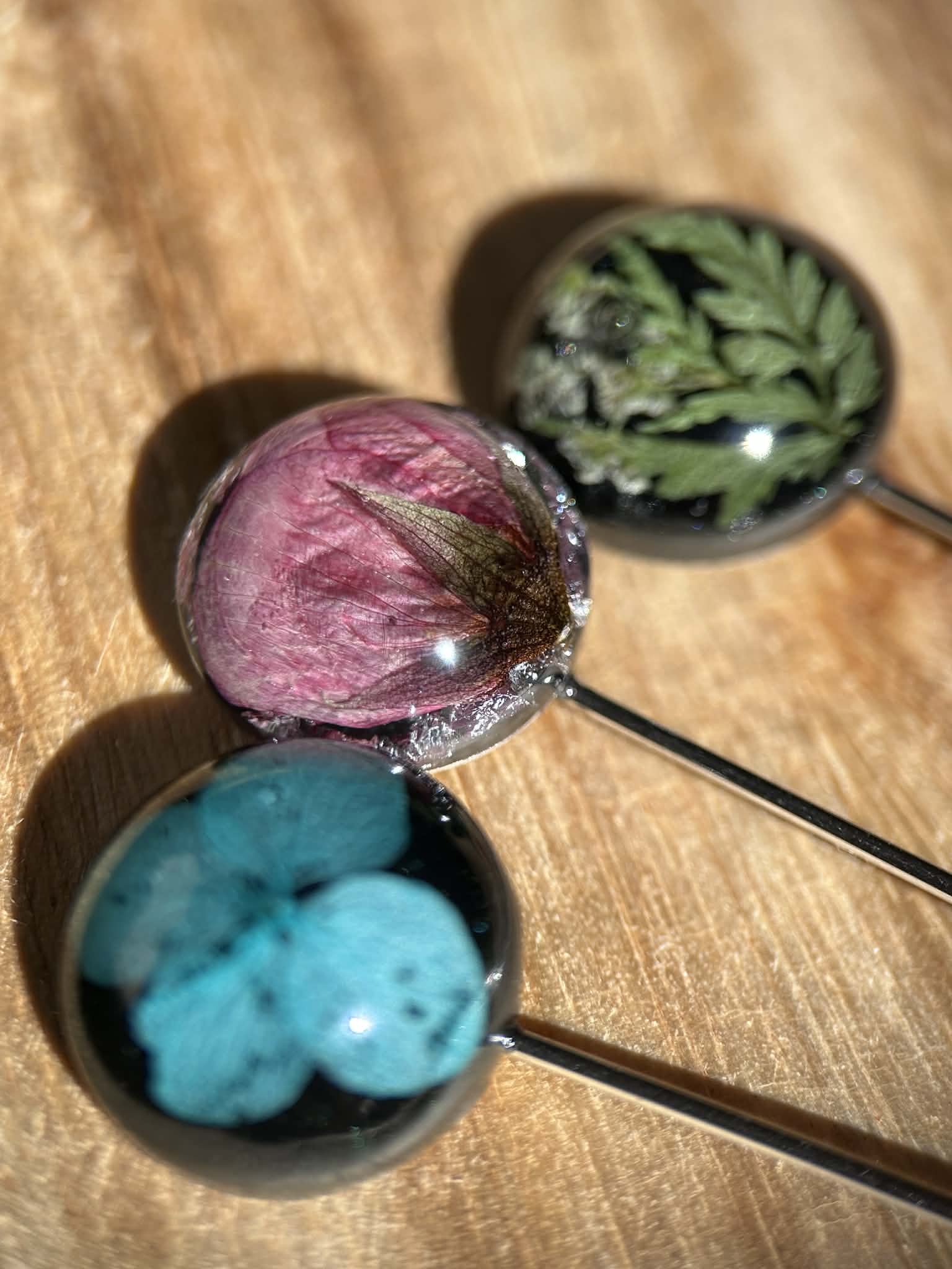 Broche-épingle avec fleurs naturelles séchées - épinglette élégante