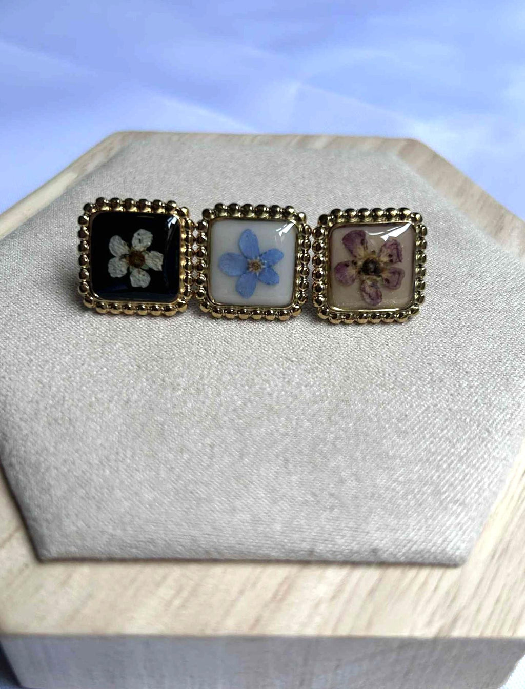 Clous d'oreilles carré avec fleurs séchées - puces d'oreilles