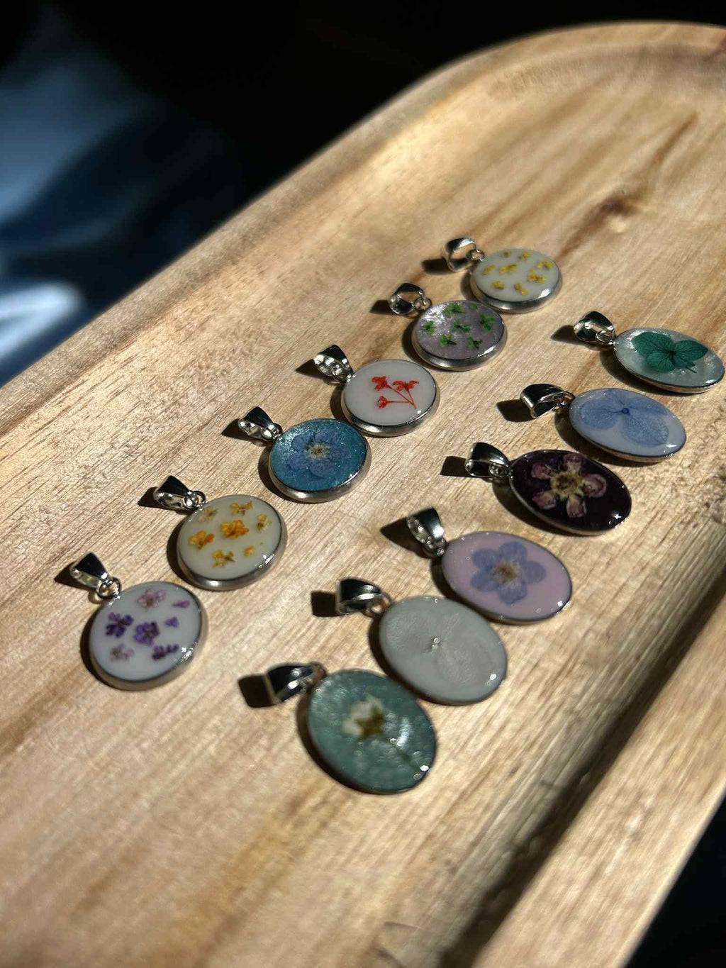 Collier personnalisé avec des fleurs aux couleurs du signe du zodiaque - fleurs séchées