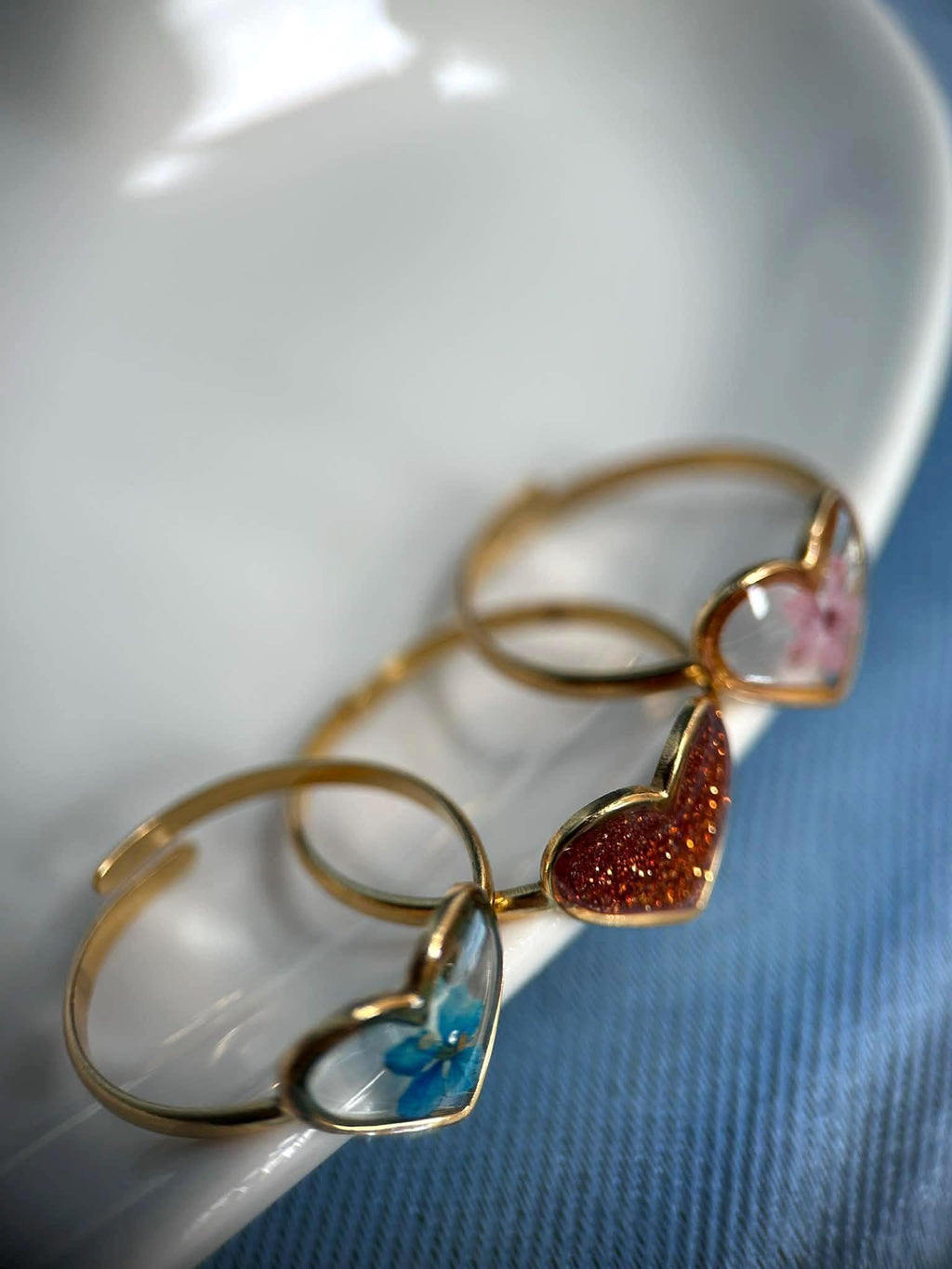 Bague ajustable en forme de cœur - fleurs séchées et paillettes