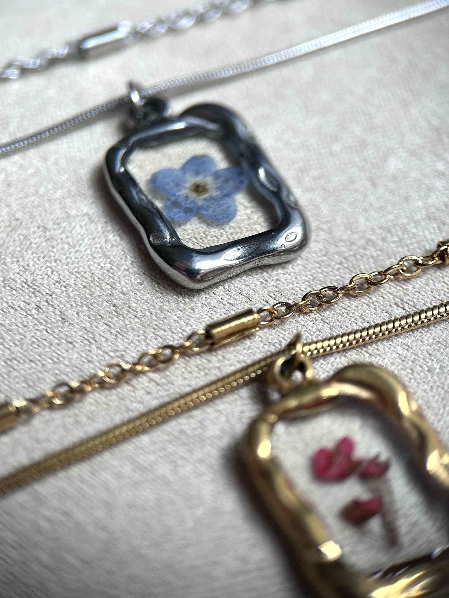 Collier double rang - pendentif cadre photo avec fleurs séchées