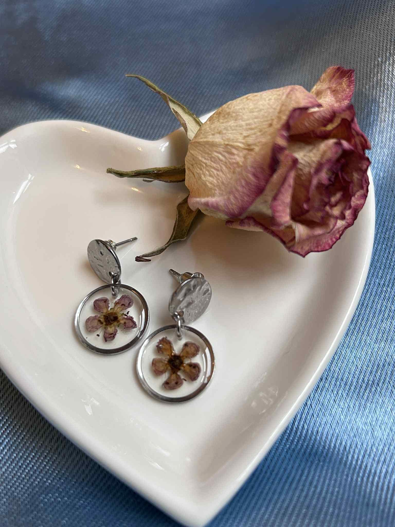 Boucles d'oreilles pendantes rondes en résine avec fleurs séchées