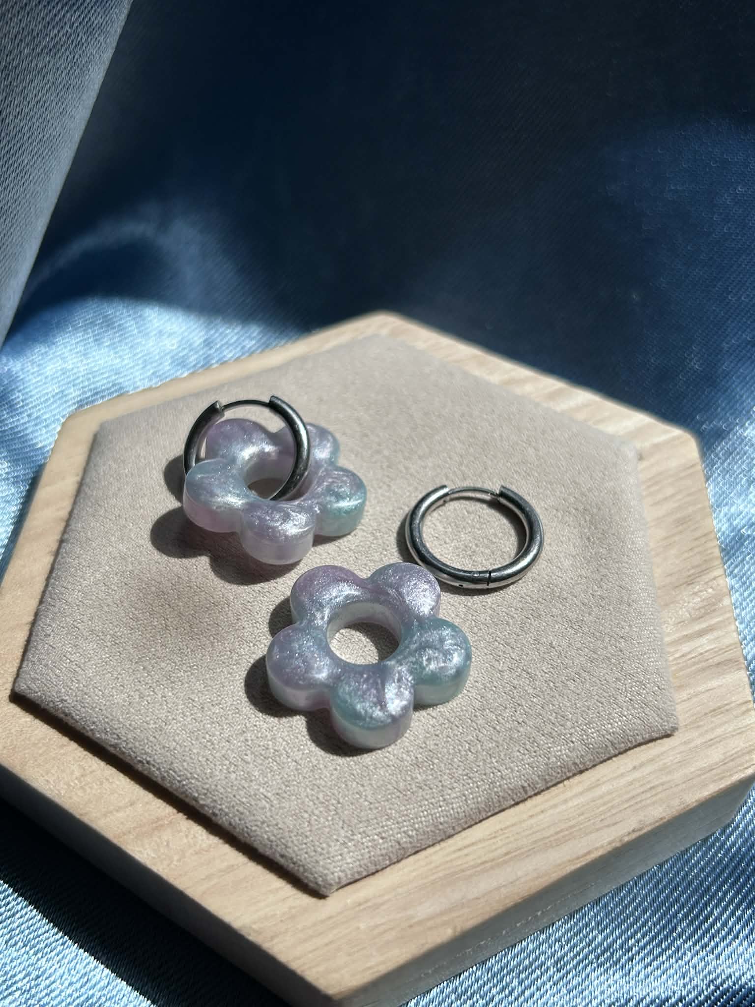 Créoles et pampilles en résine - boucles d'oreilles