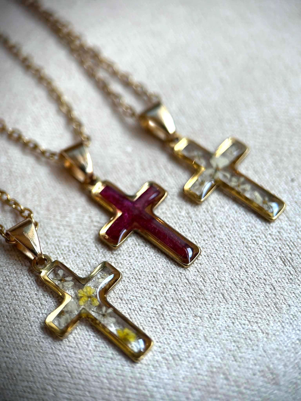 Collier avec pendentif croix - fleurs naturelles séchées