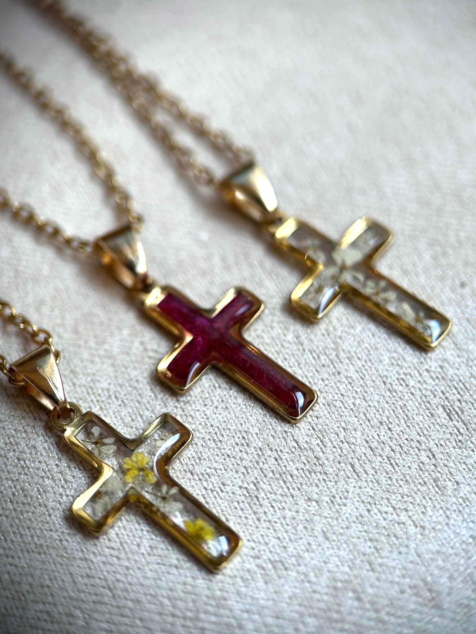 Collier avec pendentif croix - fleurs naturelles séchées