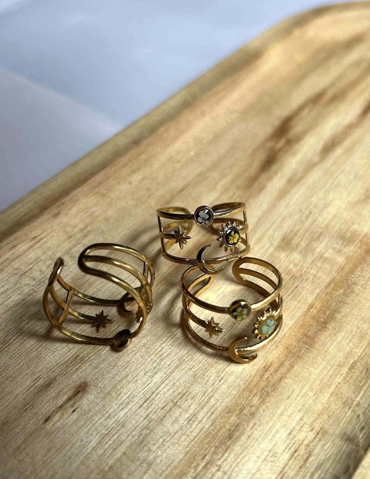 Bague doré céleste - bague ajustable - lune étoile soleil avec petites fleurs séchées