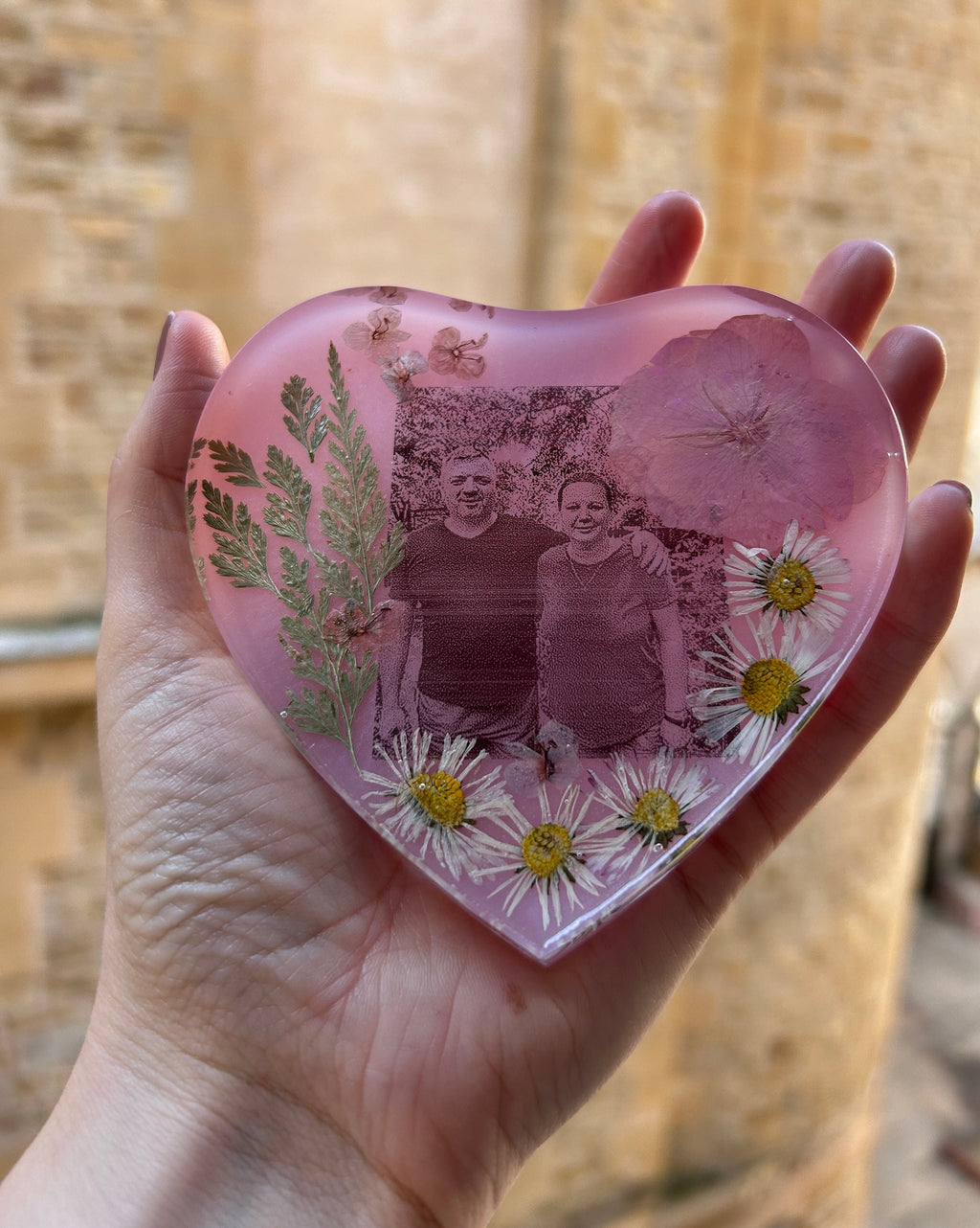 Coeur sur socle en résine - personnalisation avec photo et fleurs séchées