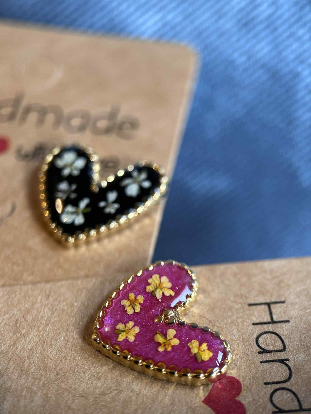 Clous d'oreilles cœur avec petites fleurs séchées - puces d'oreilles