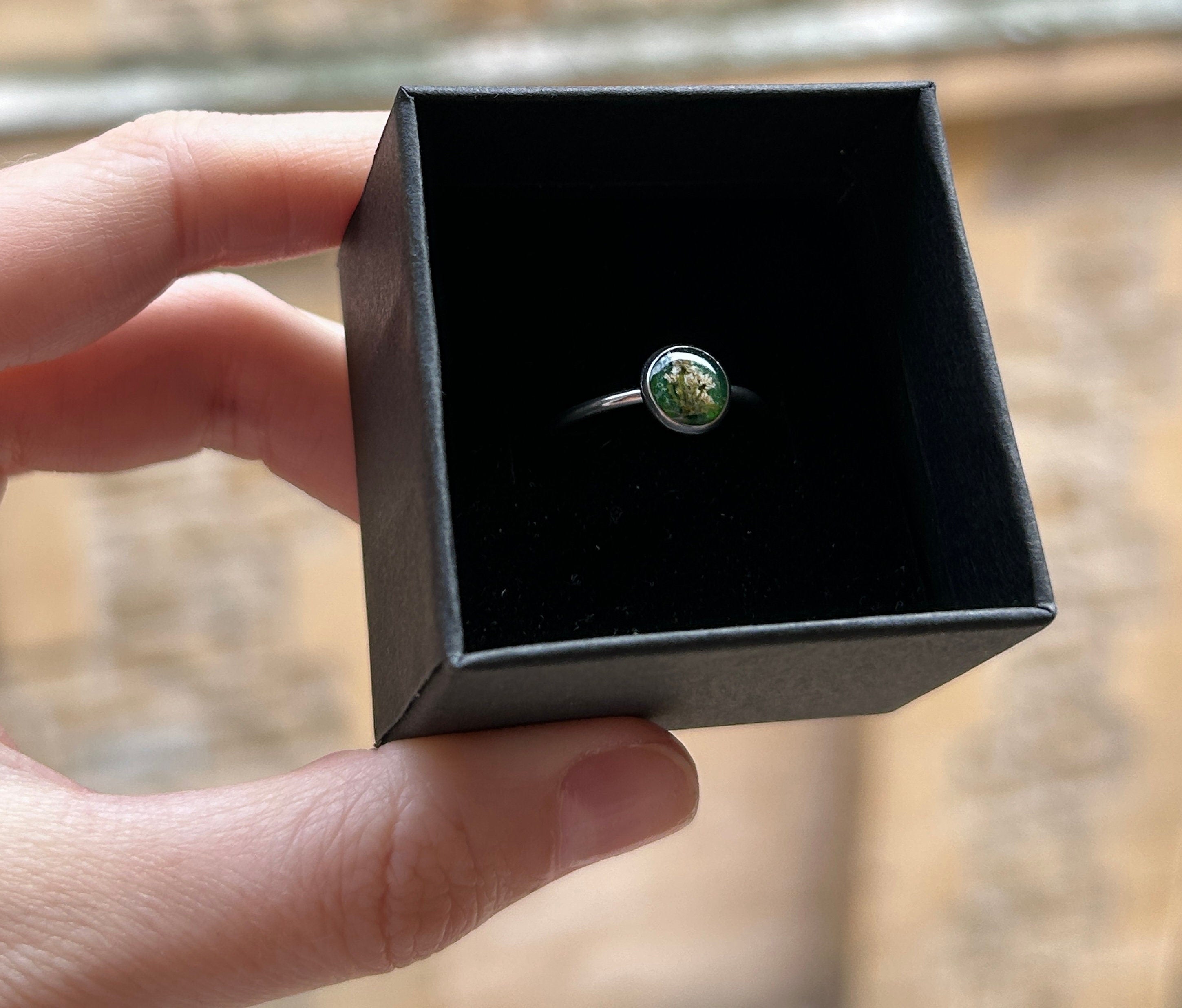 Bague réglable argentée avec motif floral en résine - rond