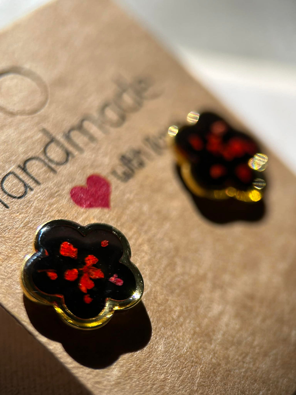 Boucles d'oreilles en résine dorée avec petites fleurs séchées
