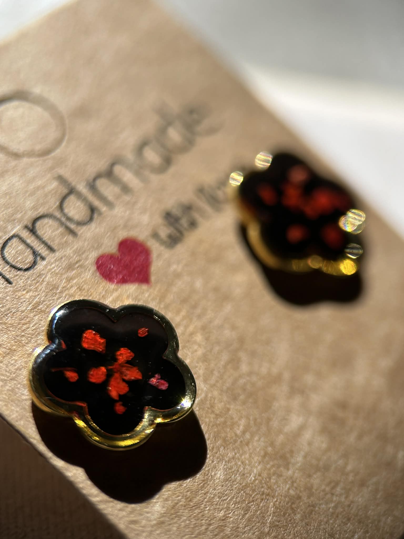 Boucles d'oreilles en résine dorée avec petites fleurs séchées