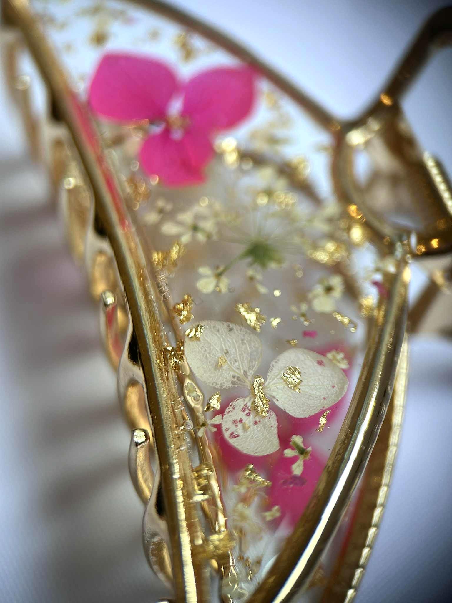 Golden hair clip with dried flowers