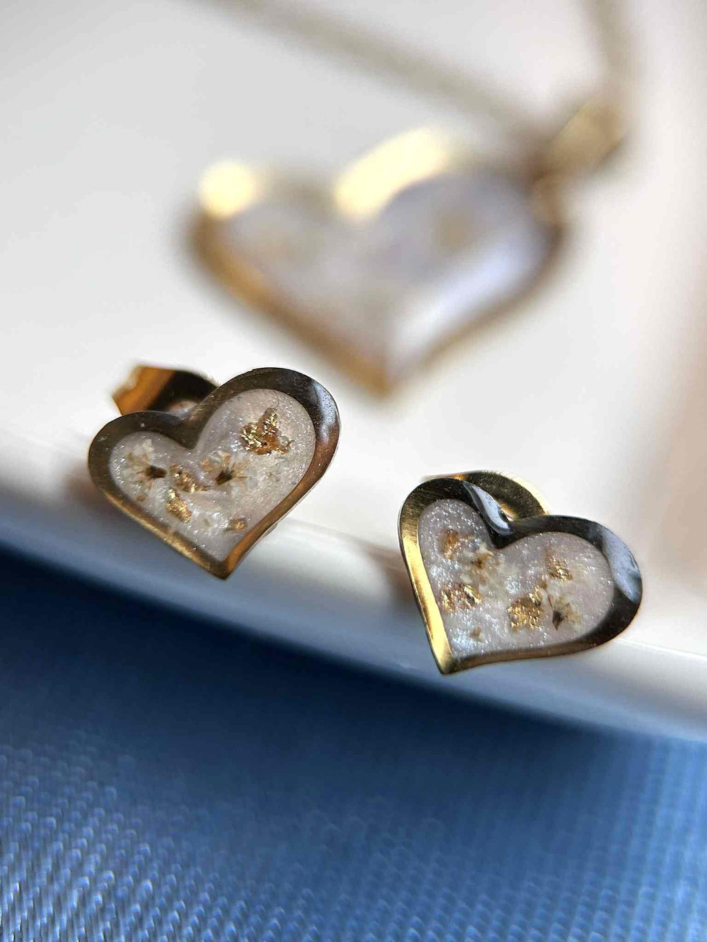 Parure de bijoux en forme de cœur, clous d'oreille et collier - myosotis