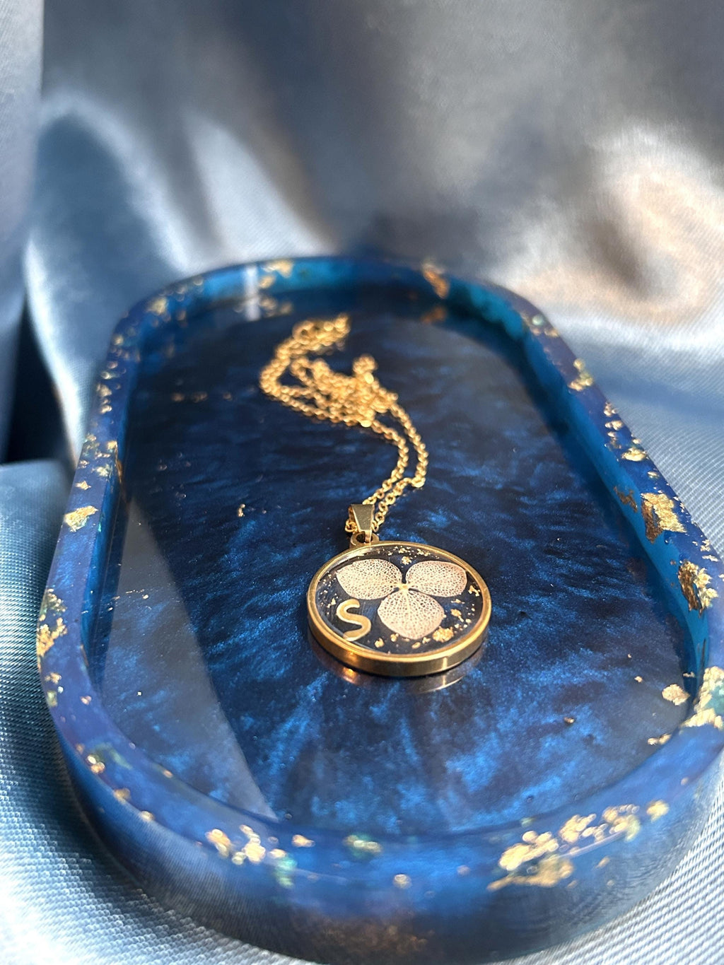 Collier avec pendentif en résine et fleurs séchées, personnalisé avec la lettre - collier personnalisé