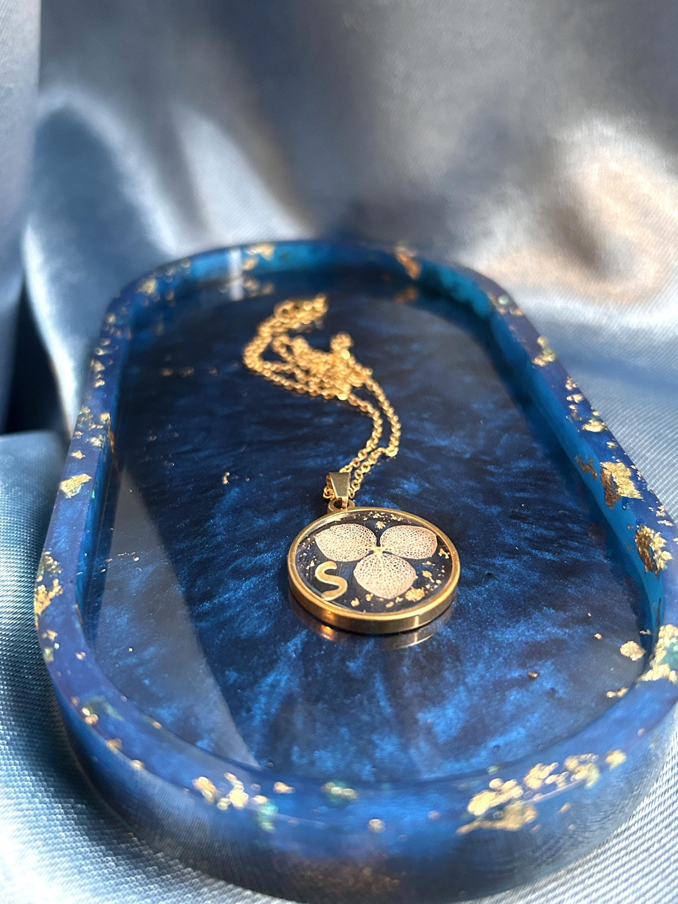 Collier avec pendentif en résine et fleurs séchées, personnalisé avec la lettre - collier personnalisé