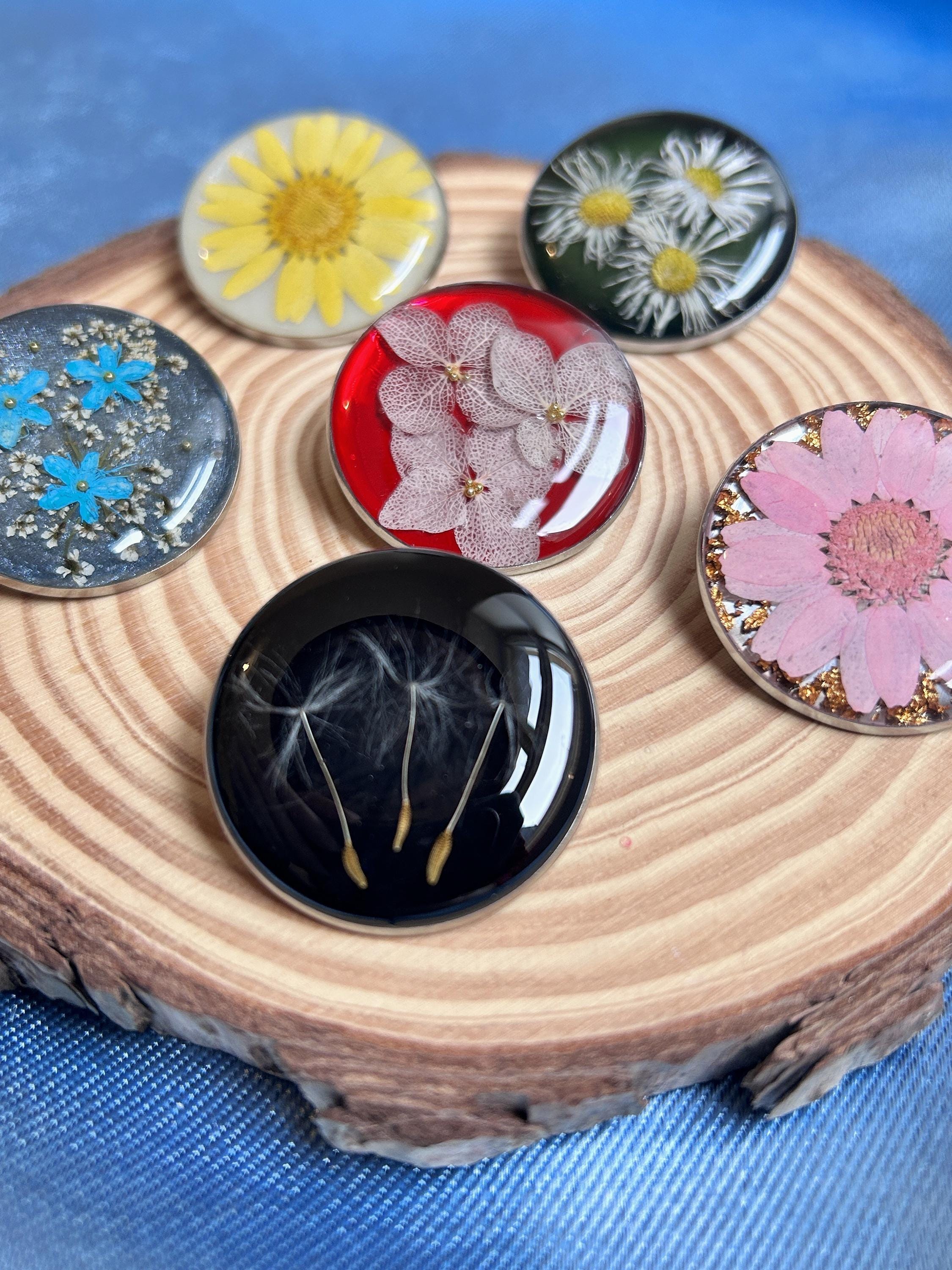 Broche ronde en résine avec fleurs séchées