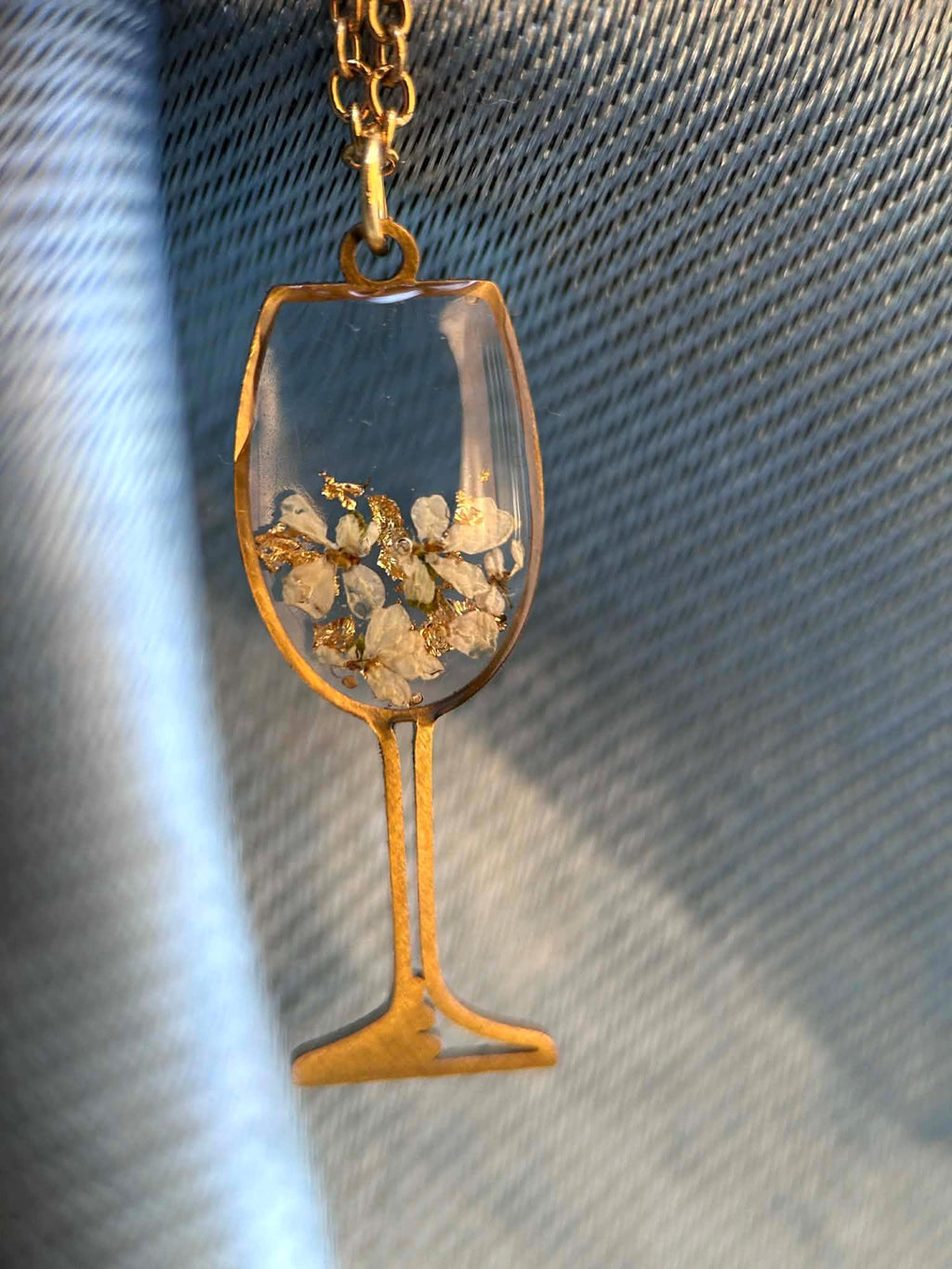 Collier doré - verre à vin - avec petites fleurs séchées
