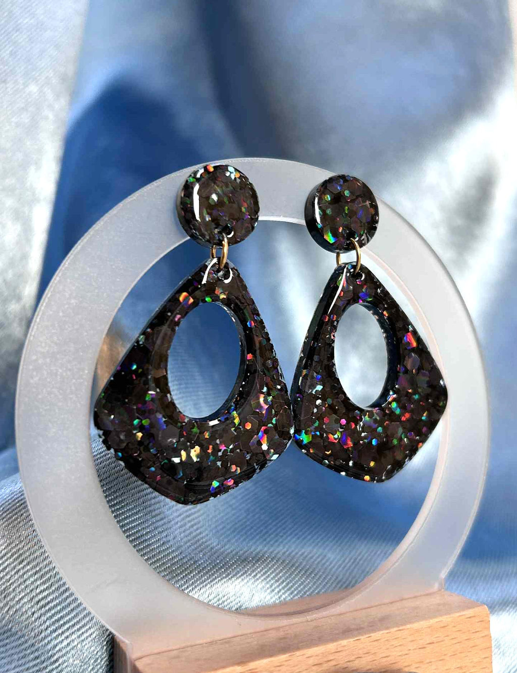 Boucles d'oreilles pendantes - résine et paillettes