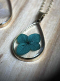 Collier avec pendentifs en forme de goutte - résine et fleurs séchées