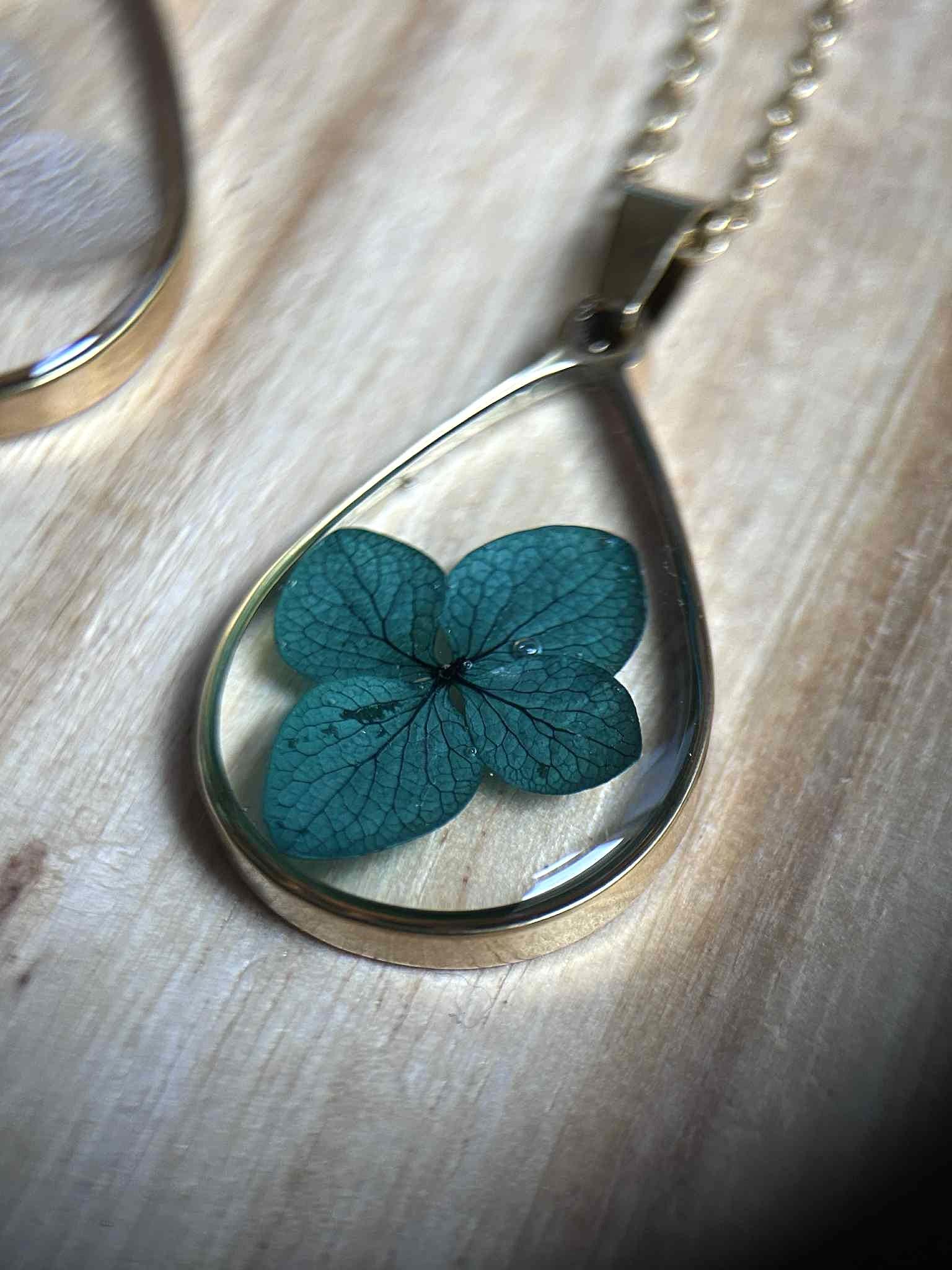 Collier avec pendentifs en forme de goutte - résine et fleurs séchées