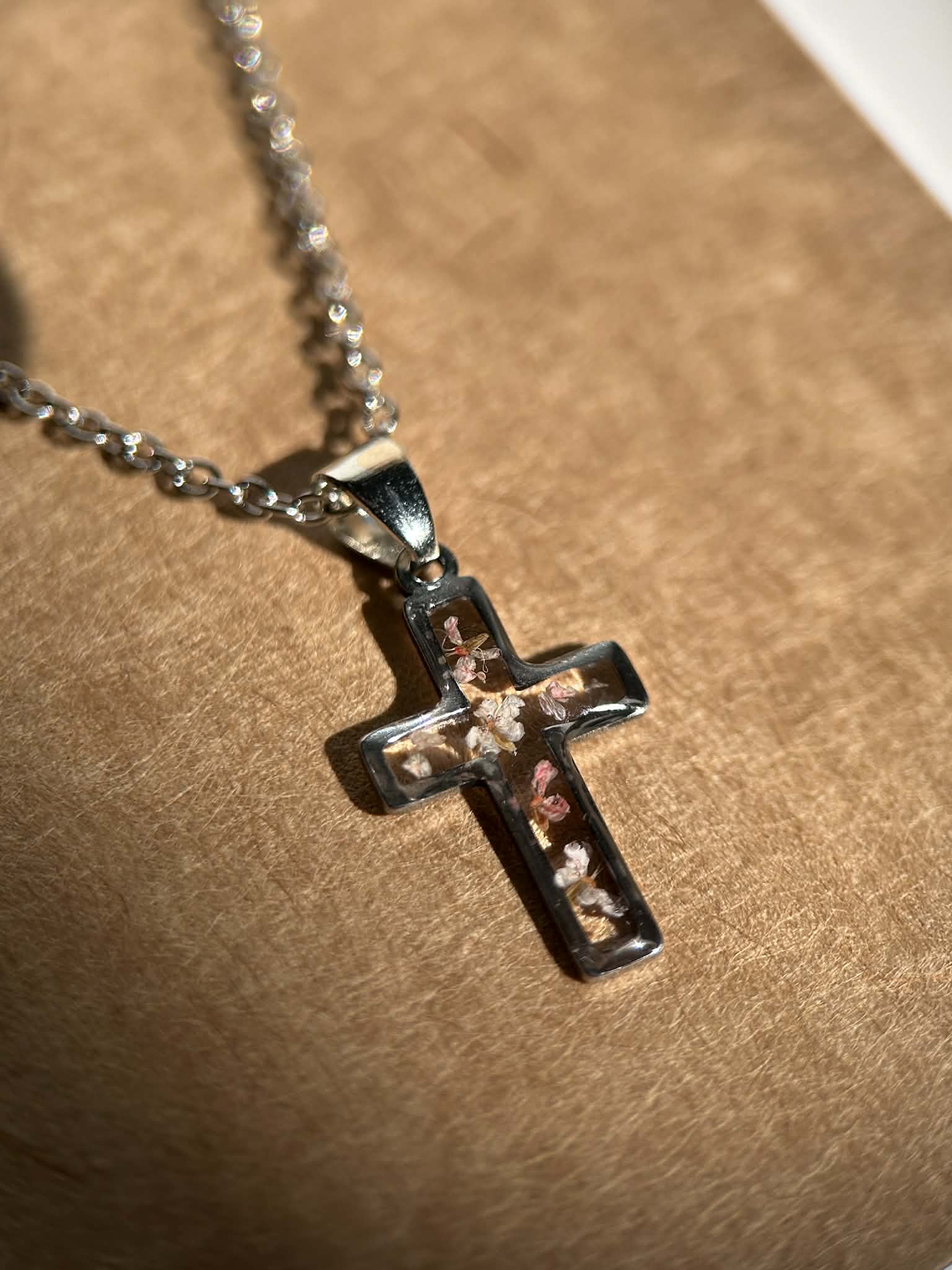 Collier avec pendentif croix - fleurs naturelles séchées
