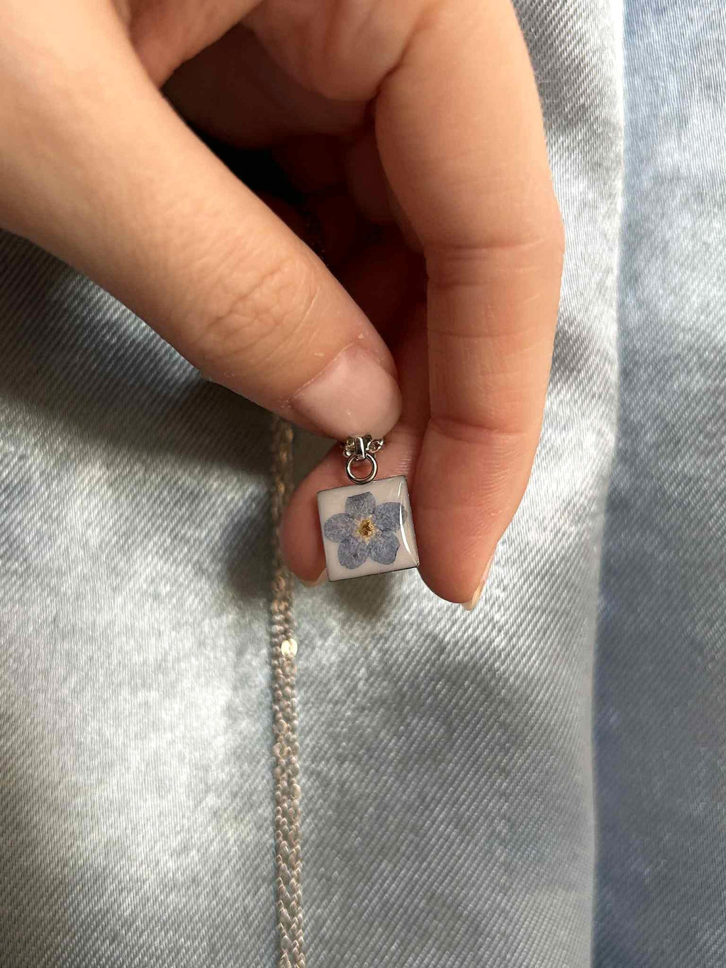 Collier argenté avec pendentif carré - myosotis fleur