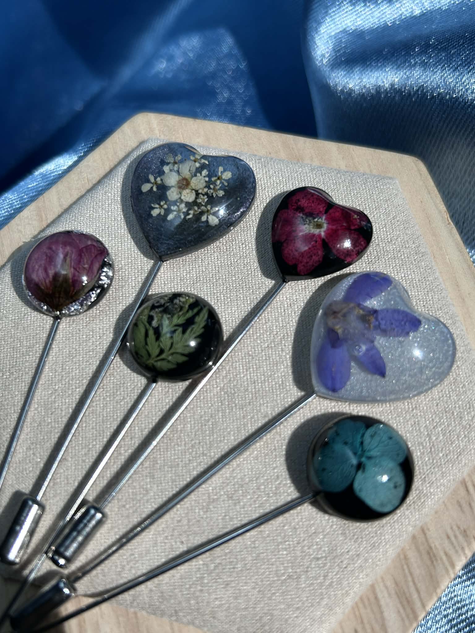 Broche-épingle avec fleurs naturelles séchées - épinglette élégante