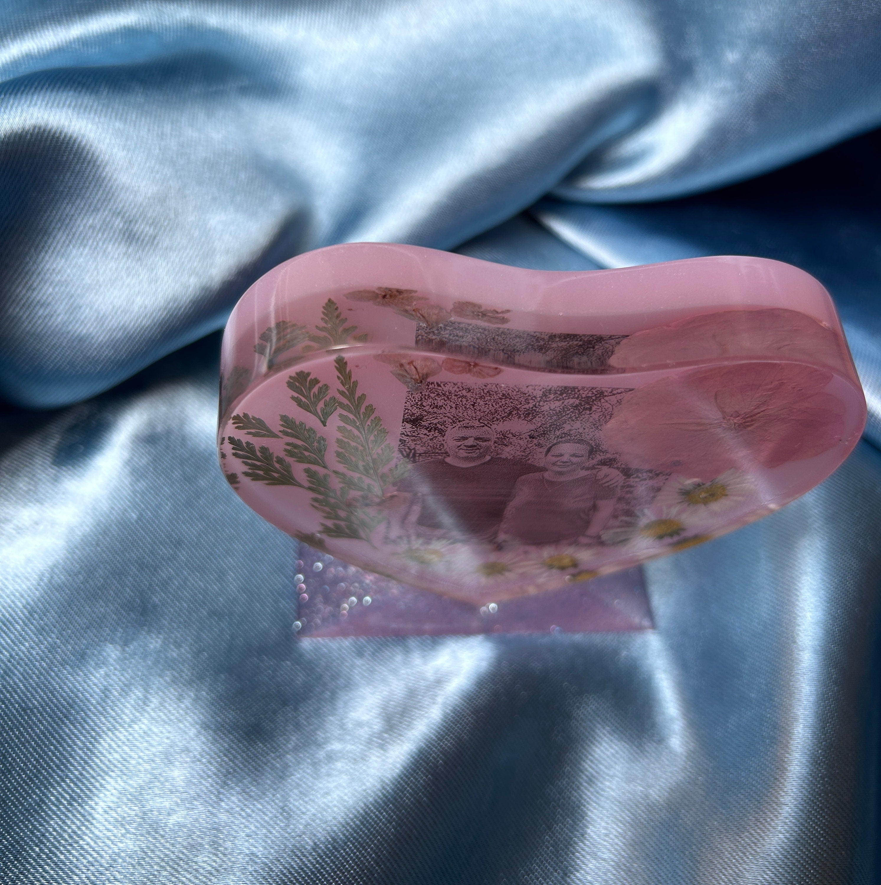 Coeur sur socle en résine - personnalisation avec photo et fleurs séchées