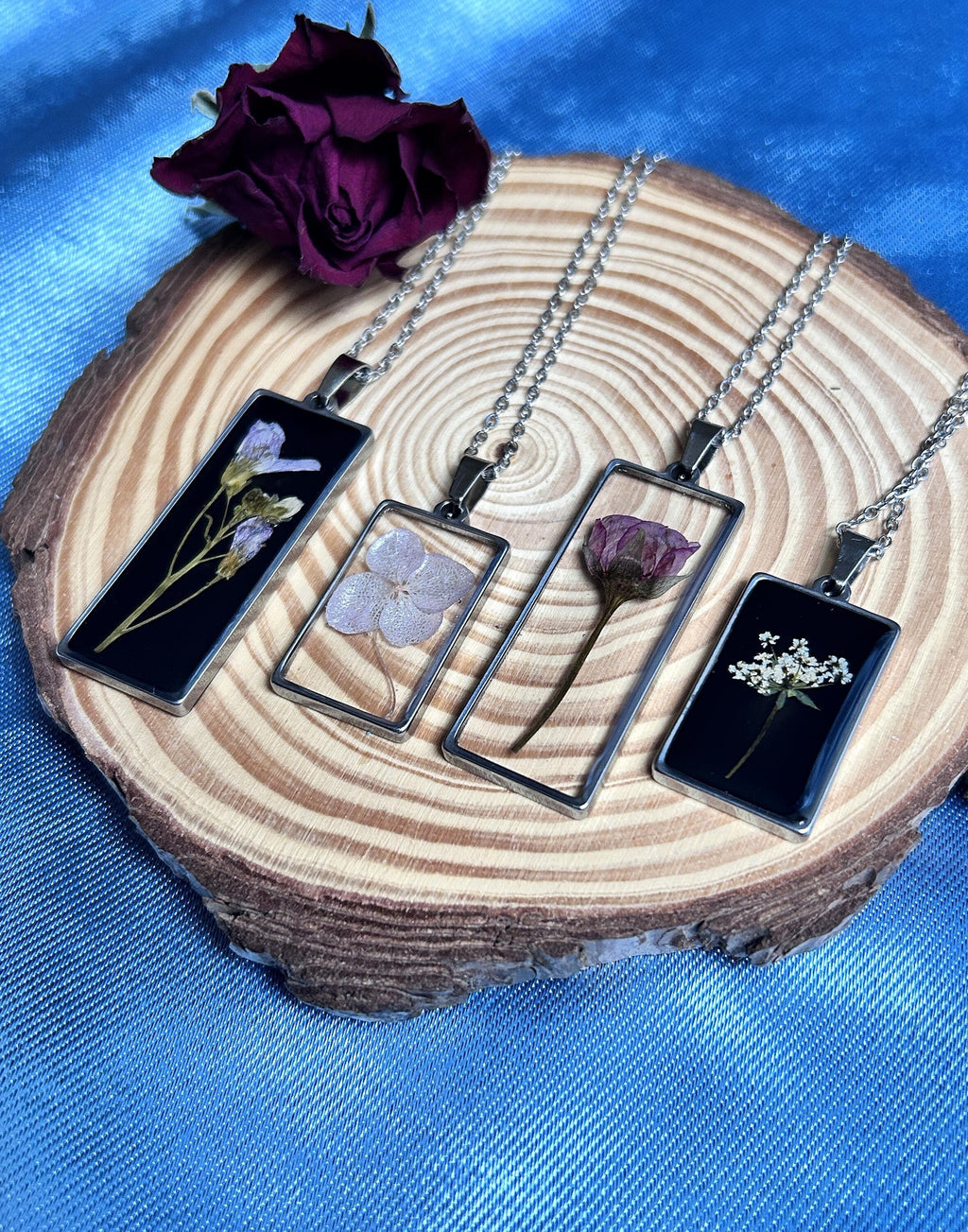 Collier argenté avec pendentif rectangulaire - fleurs naturelles séchées