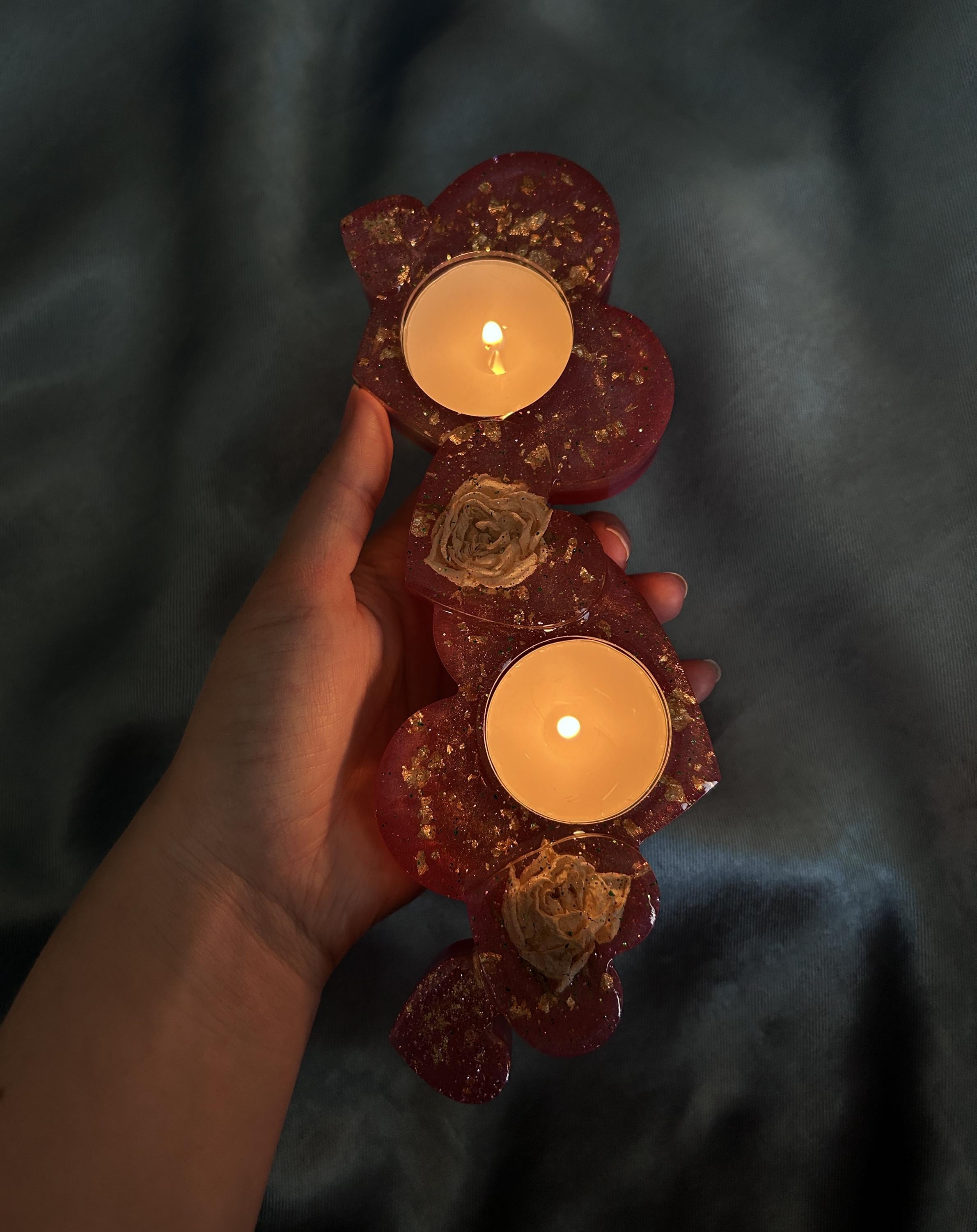 Bougeoir en résine avec roses blanches séchées - forme de cœur