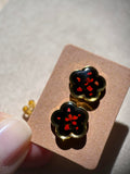 Boucles d'oreilles en résine dorée avec petites fleurs séchées